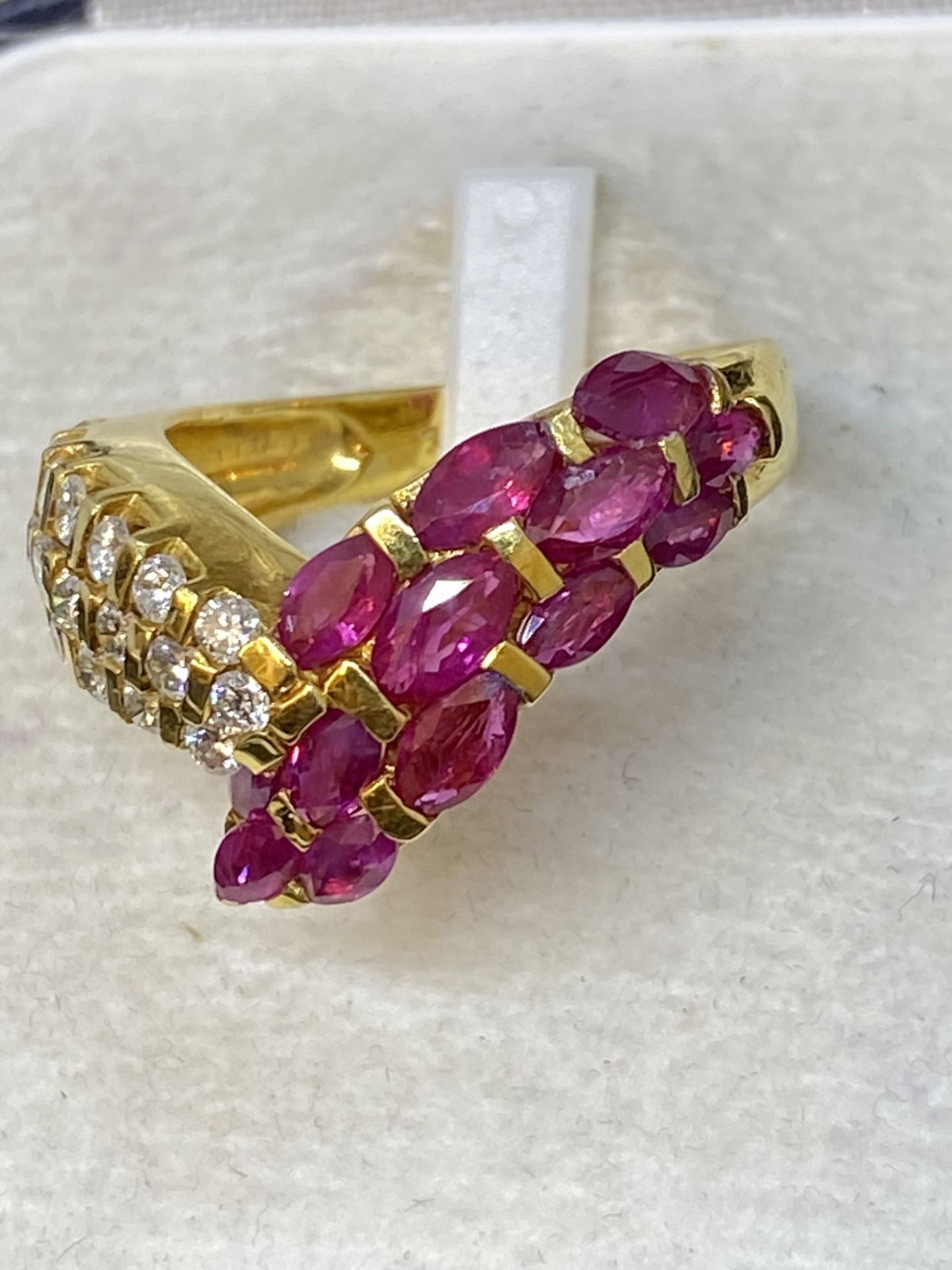 18ct GOLD 1.80ct RUBY & 0.90ct DIAMOND RING - 6.3 GRAMS - Image 2 of 5
