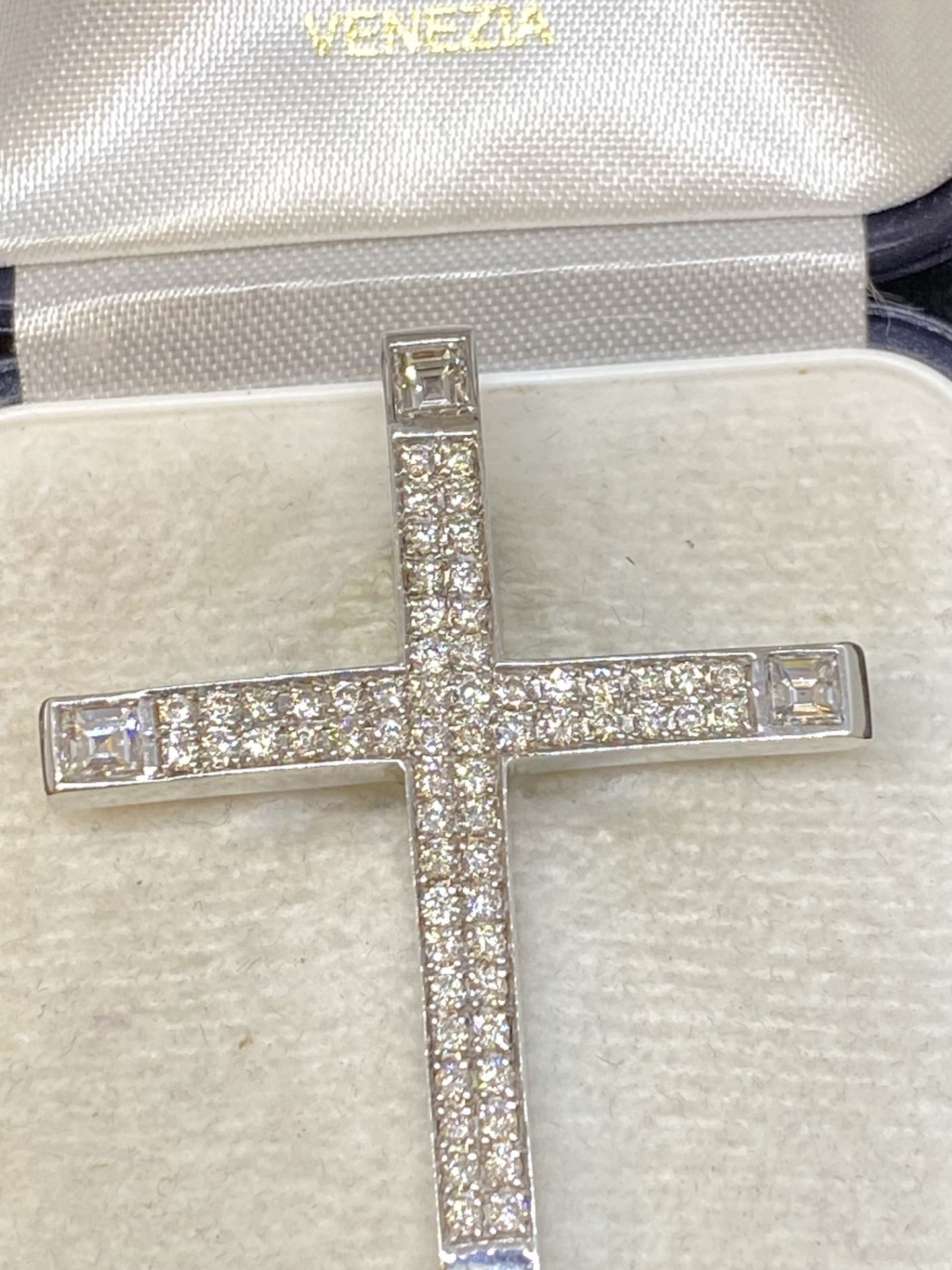 18ct GOLD 2.50ct G/VS DIAMOND SET CROSS - 8 GRAMS - Image 2 of 4