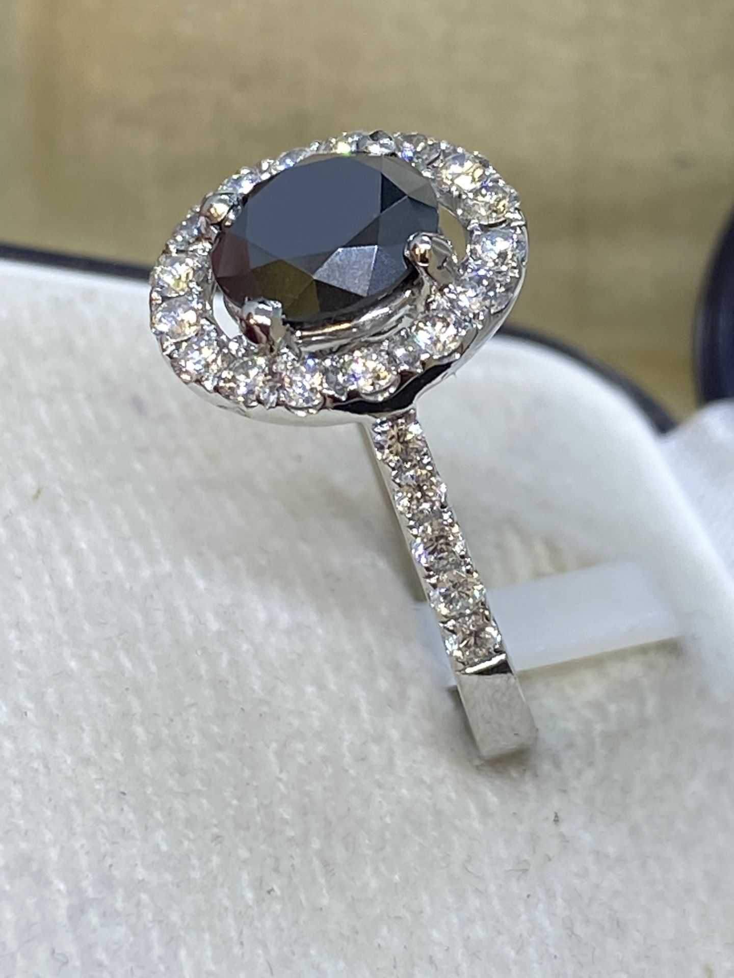 18ct GOLD 2.15ct BLACK DIAMOND SOLITAIRE WITH 0.90ct WHITE DIAMONDS - 8 GRAMS - Image 2 of 3