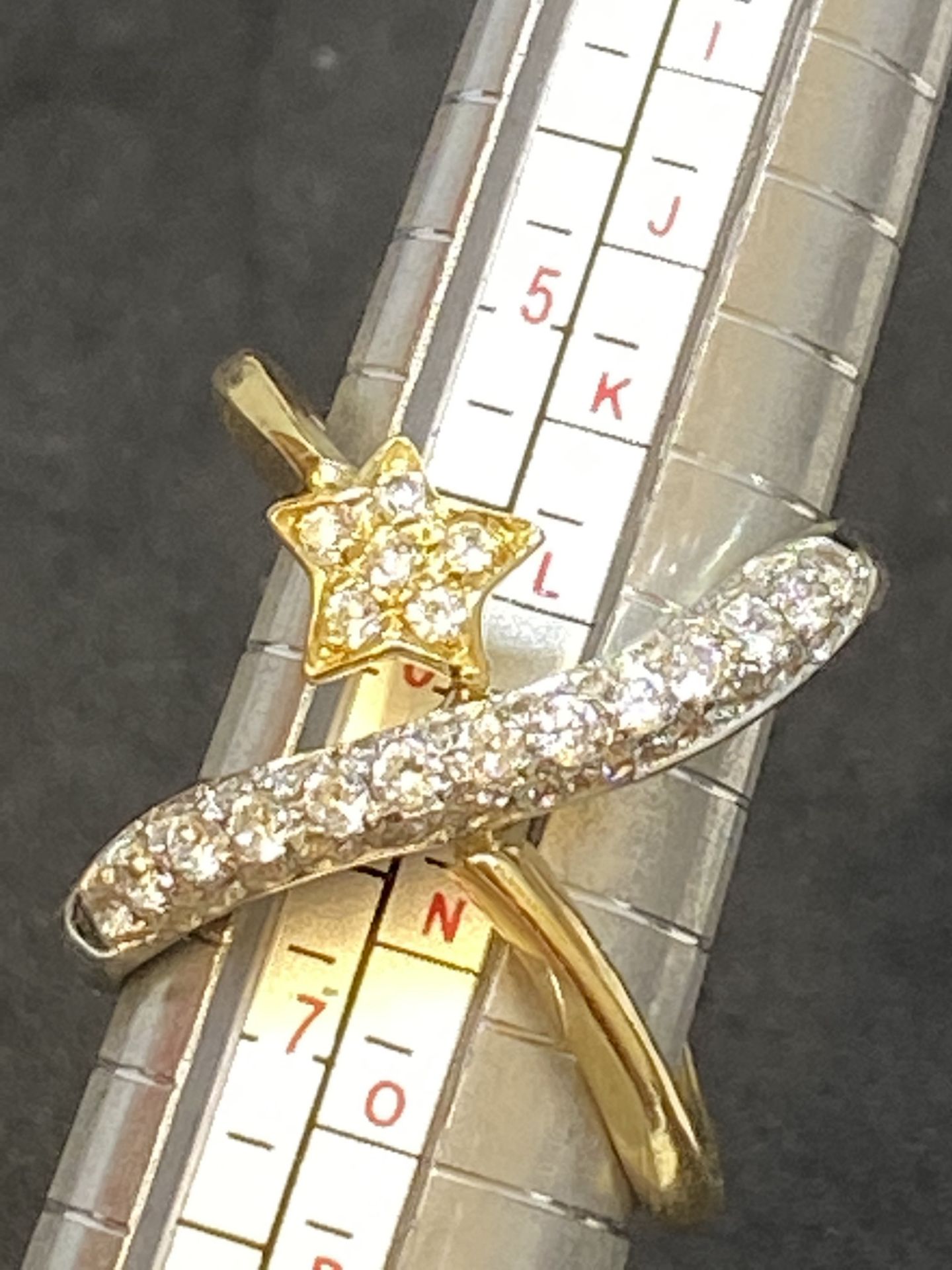 18ct GOLD CROSSOVER MODERN 1.50ct G/VS/SI DIAMOND RING - 14.3 GRAMS - Image 3 of 4