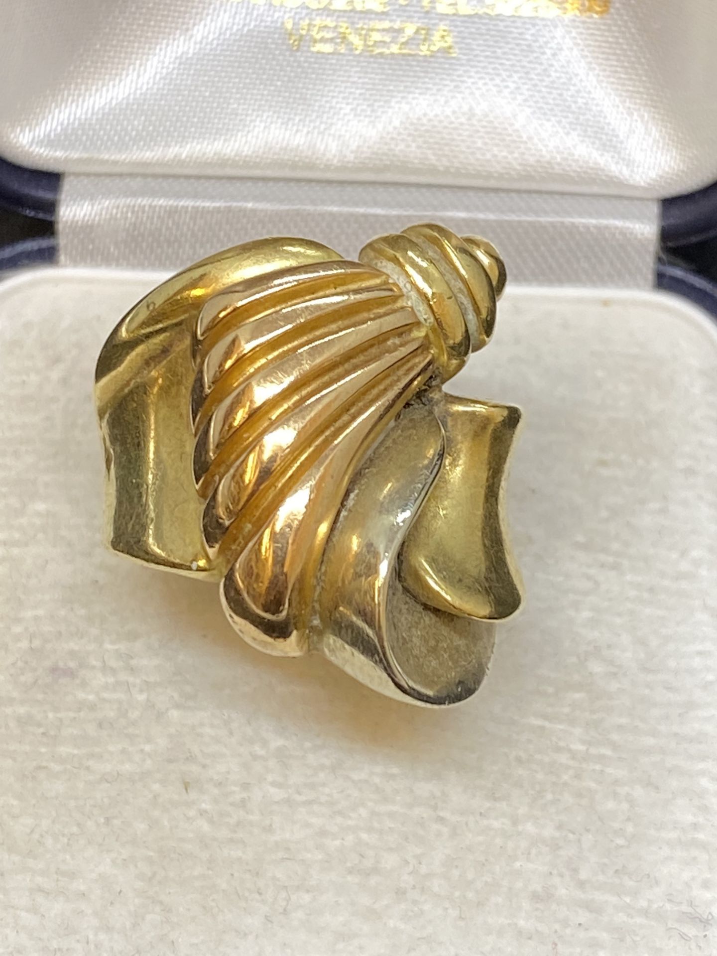 18ct HEAVY SHAPED GOLD RING - 14 GRAMS - Image 2 of 4