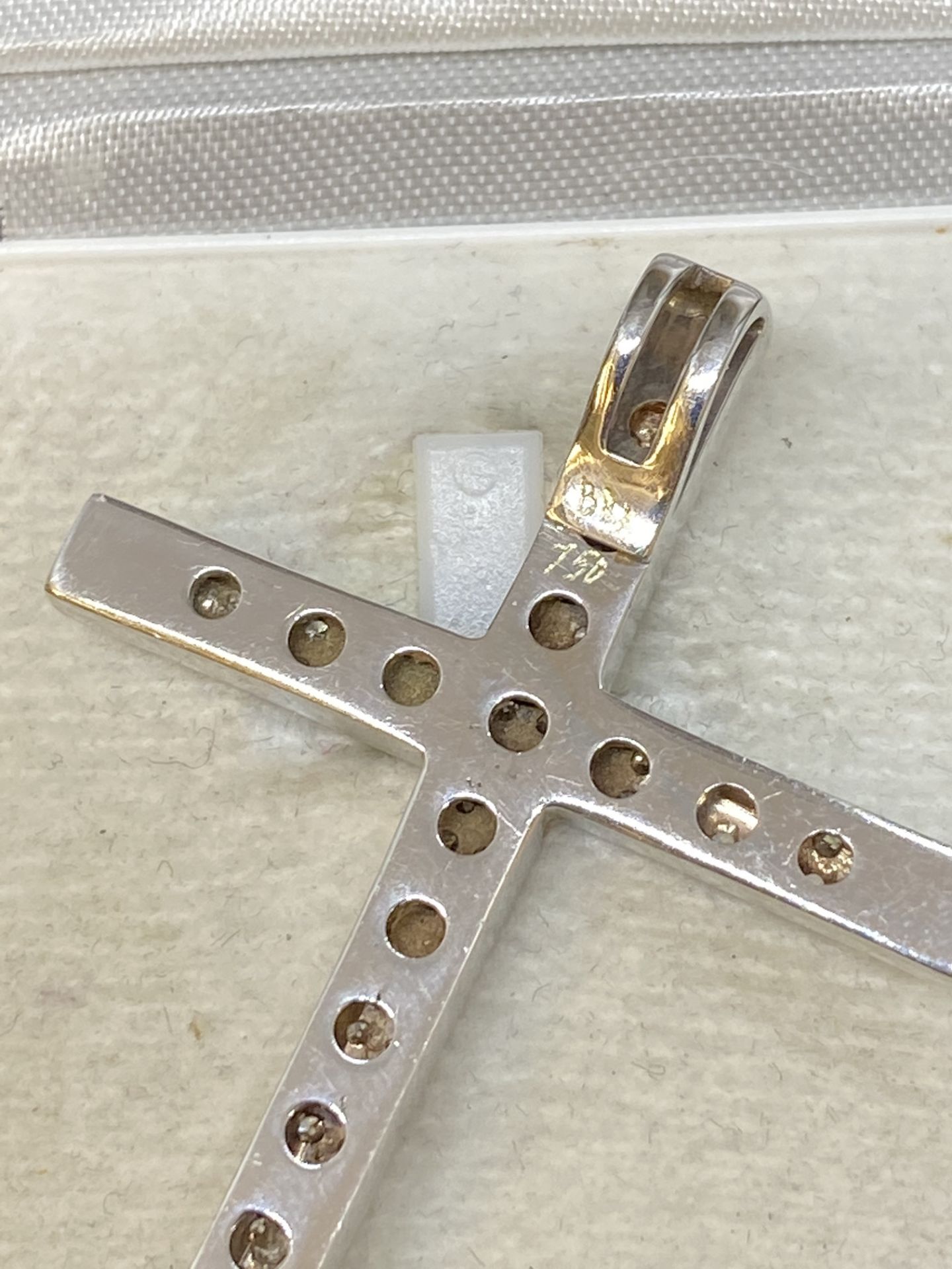 18ct GOLD 2.50ct G/VS DIAMOND SET CROSS - 8 GRAMS - Image 3 of 4