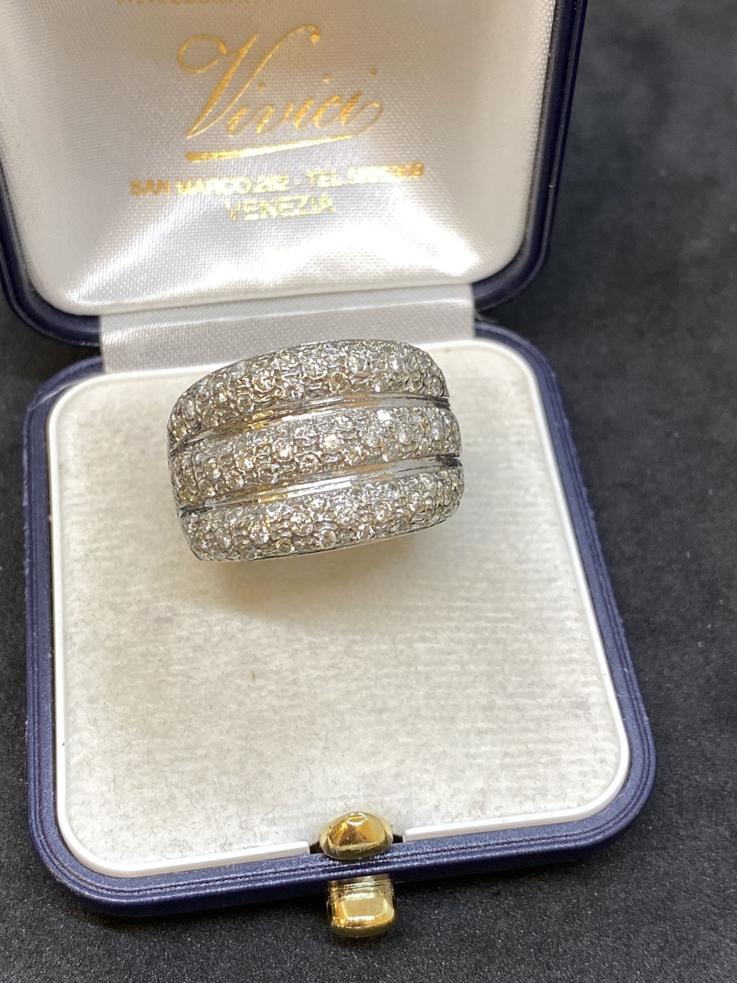 GENTS HEAVY MILLENIUM 2000 HALLMARK 2.50ct DIAMOND SET RING 18ct WHITE GOLD - 22 GRAMS - Image 5 of 6