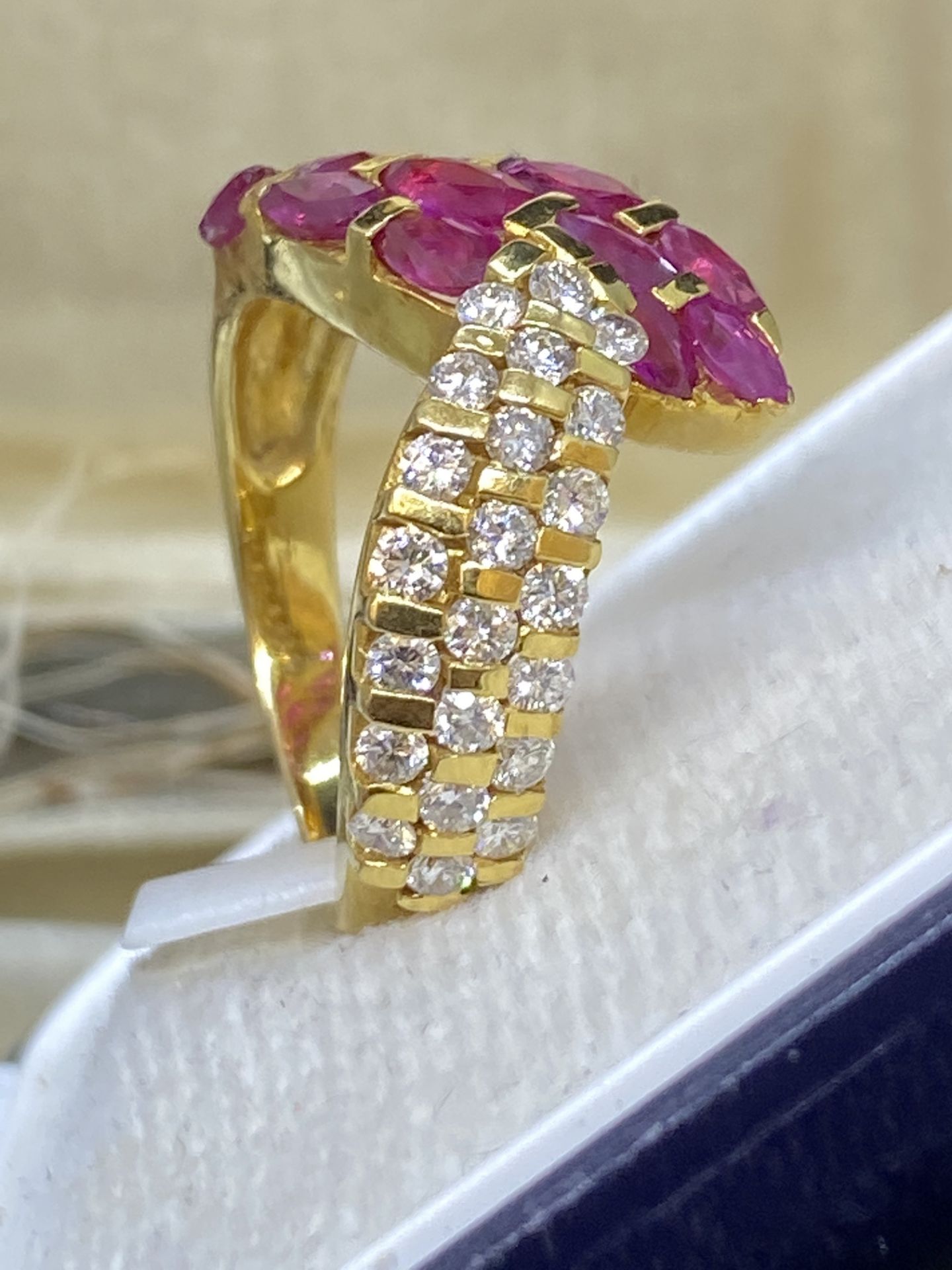 18ct GOLD 1.80ct RUBY & 0.90ct DIAMOND RING - 6.3 GRAMS - Image 4 of 5