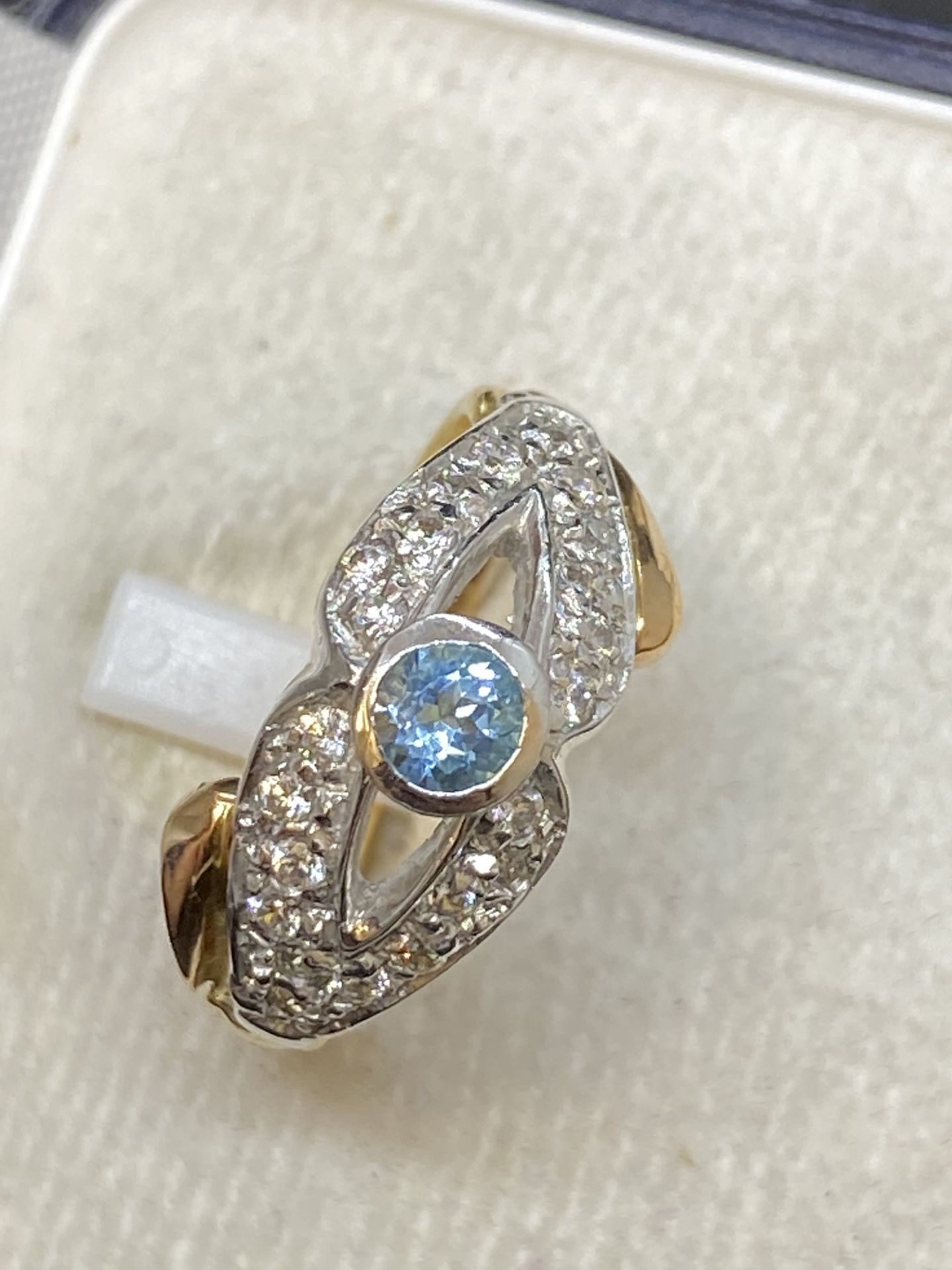 18ct GOLD BLUE TOPAZ & DIAMOND SET RING - 8 GRAMS