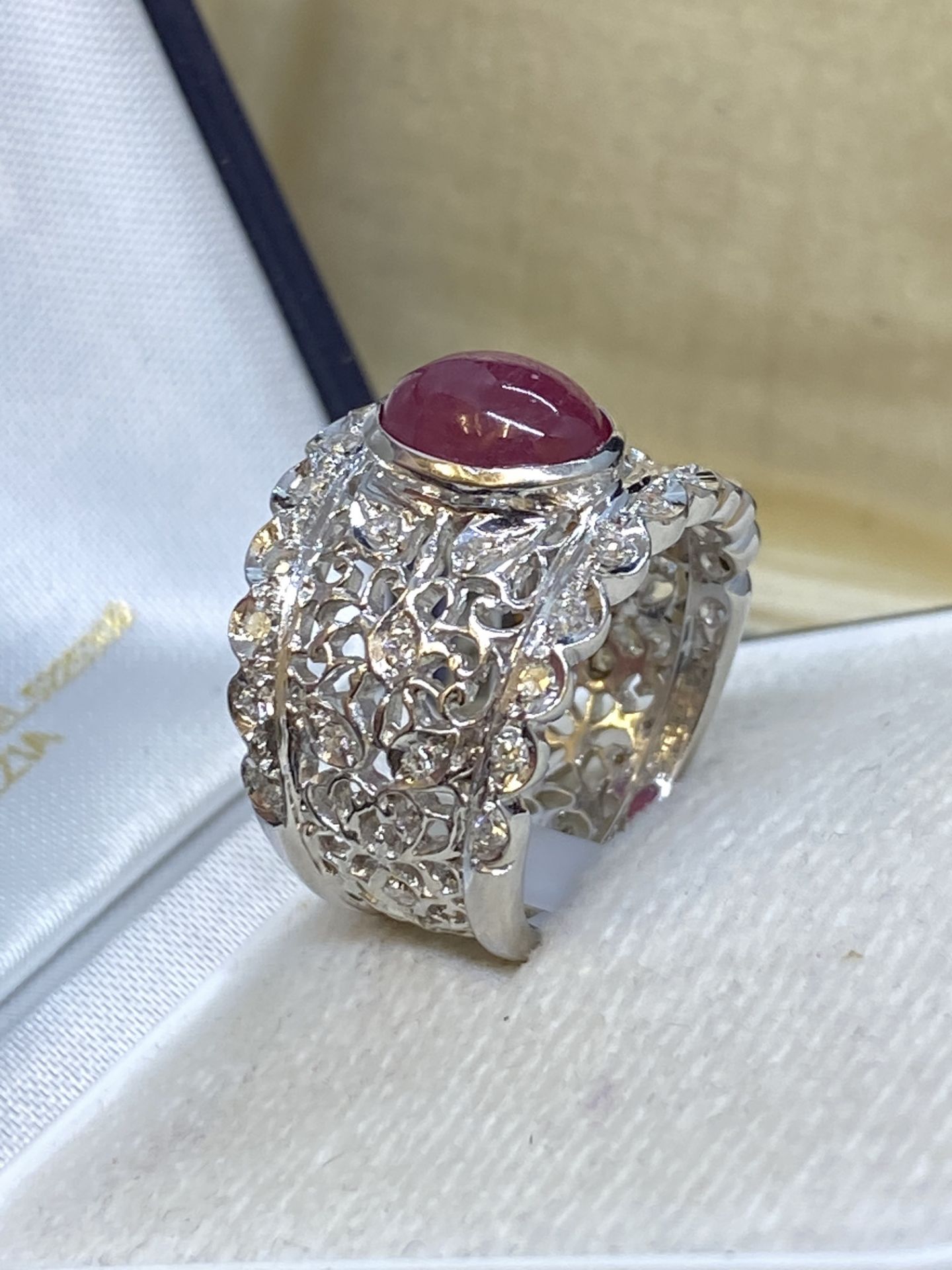 18ct WHITE GOLD 2.00ct CABACHON RUBY & 0.60ct DIAMOND RING - 10 GRAMS - Image 2 of 3