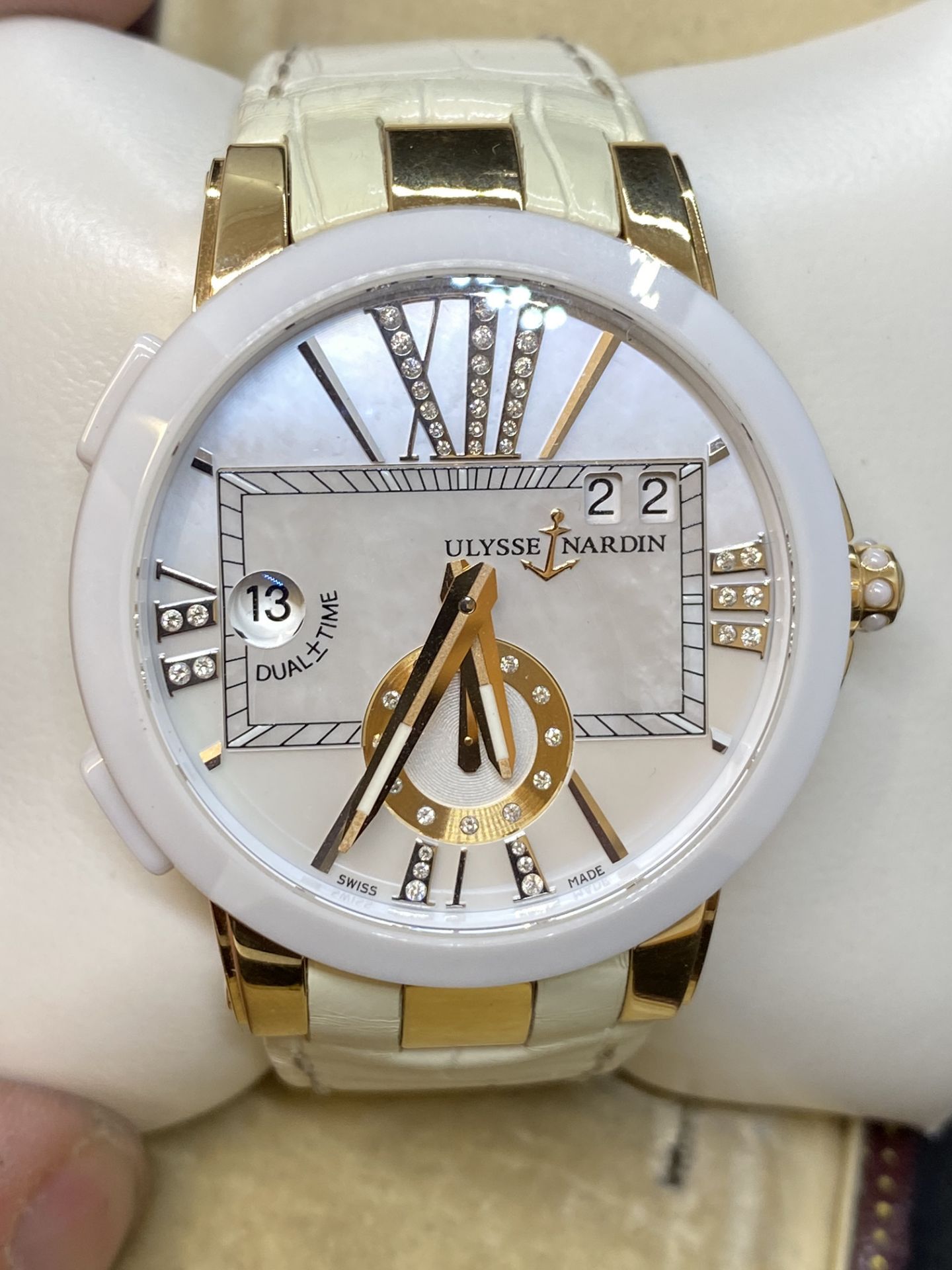 ULYSEE NARDIN 246-10 18ct GOLD DIAMOND LADIES DUAL TIME WATCH - WITH PAPERS - Image 4 of 17