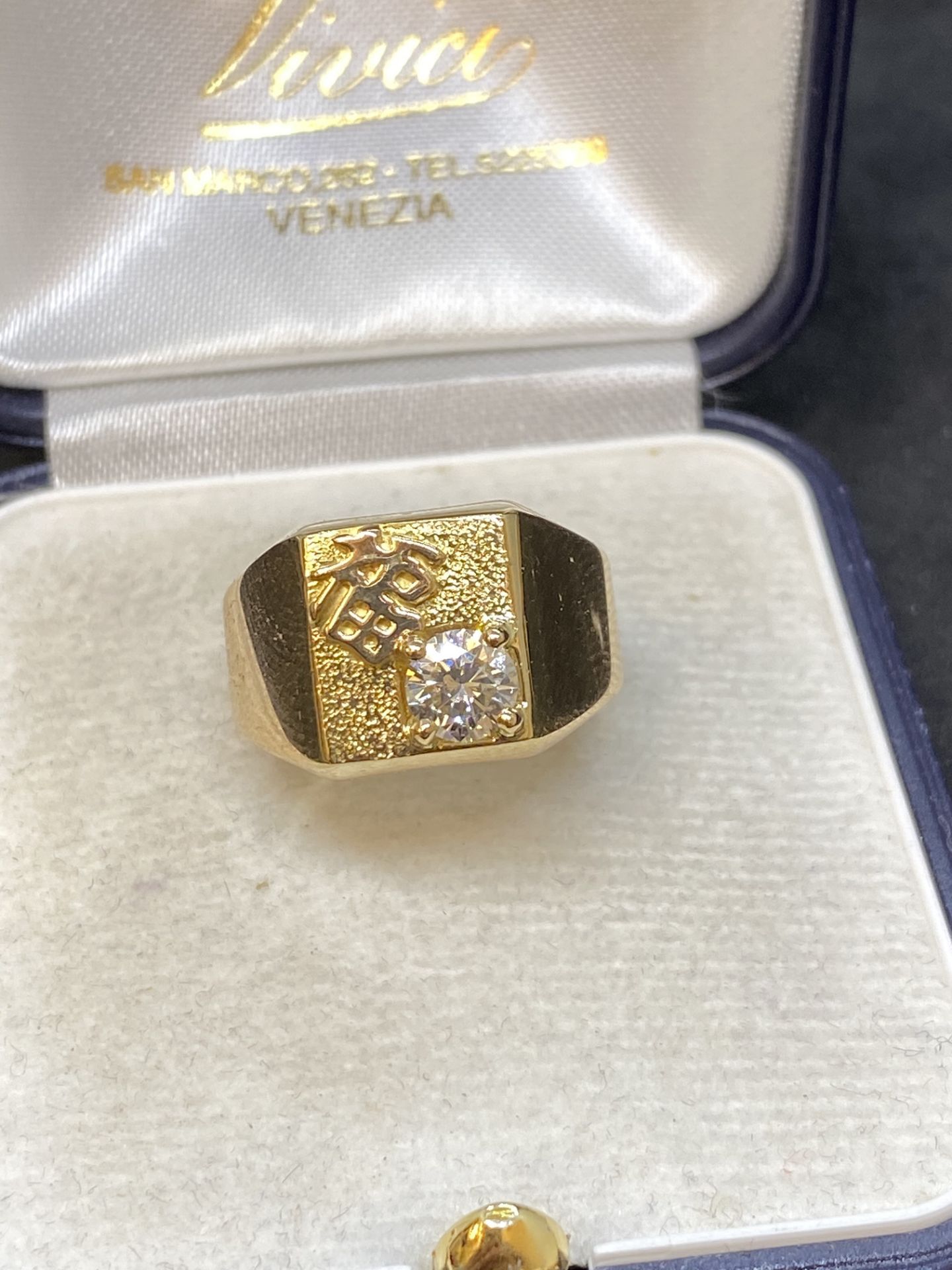YELLOW METAL CHINESE WRITING WITH 0.60ct G/VS DIAMOND SET RING - TESTED AS 18ct GOLD - 9 GRAMS - Image 2 of 5