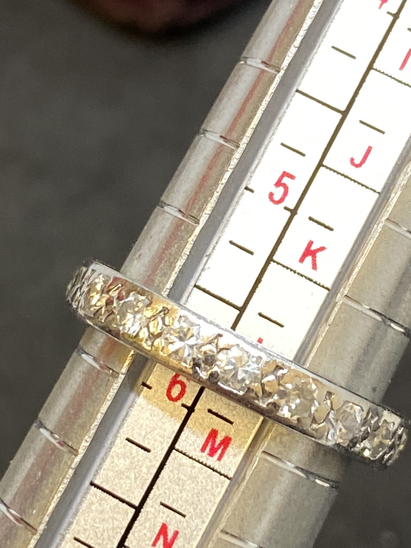18ct GOLD 0.90ct DIAMOND FULL ETERNITY RING - Image 4 of 4