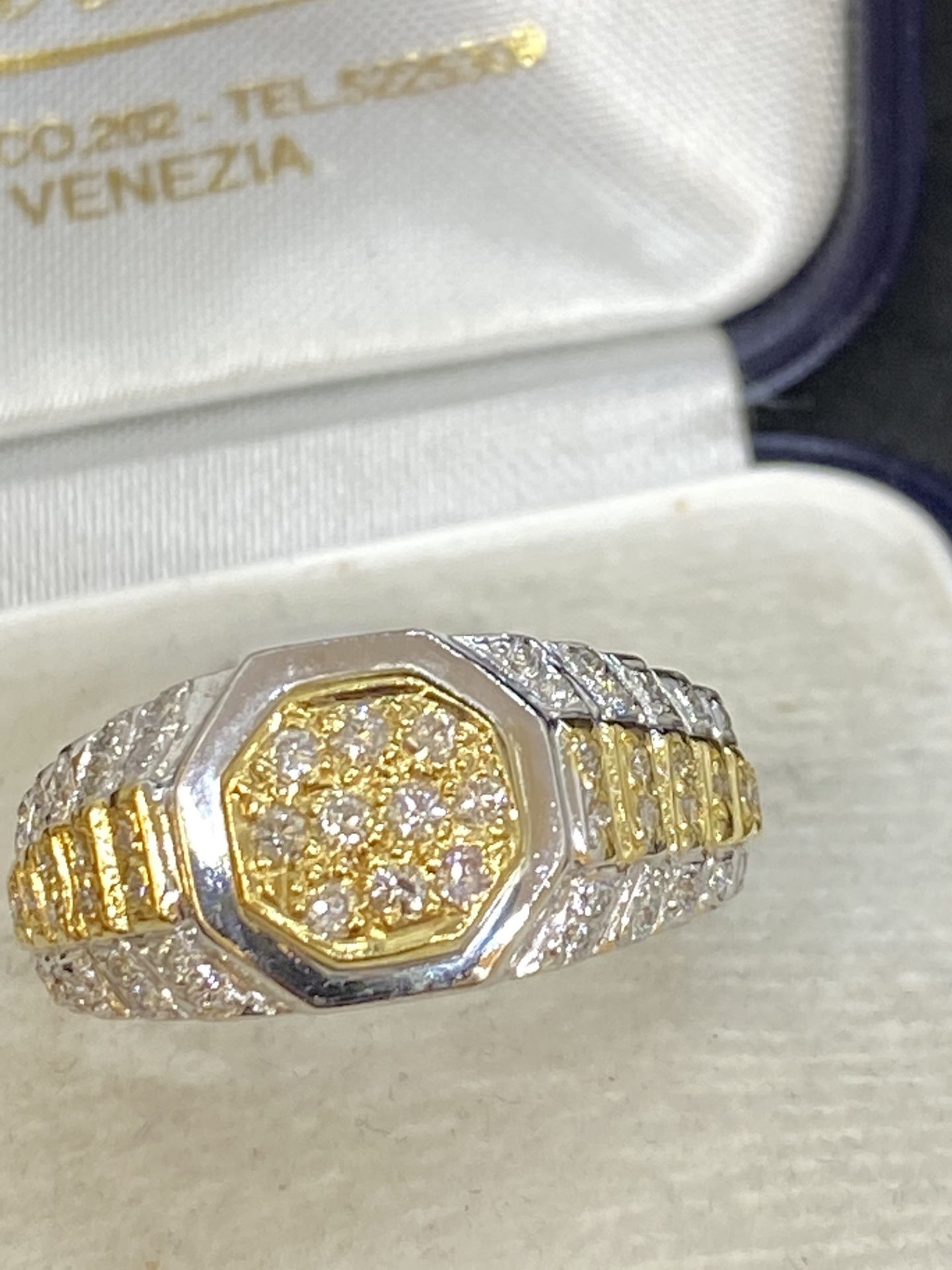 18ct GOLD 0.50ct DIAMOND SET RING - 6 GRAMS - Image 2 of 3