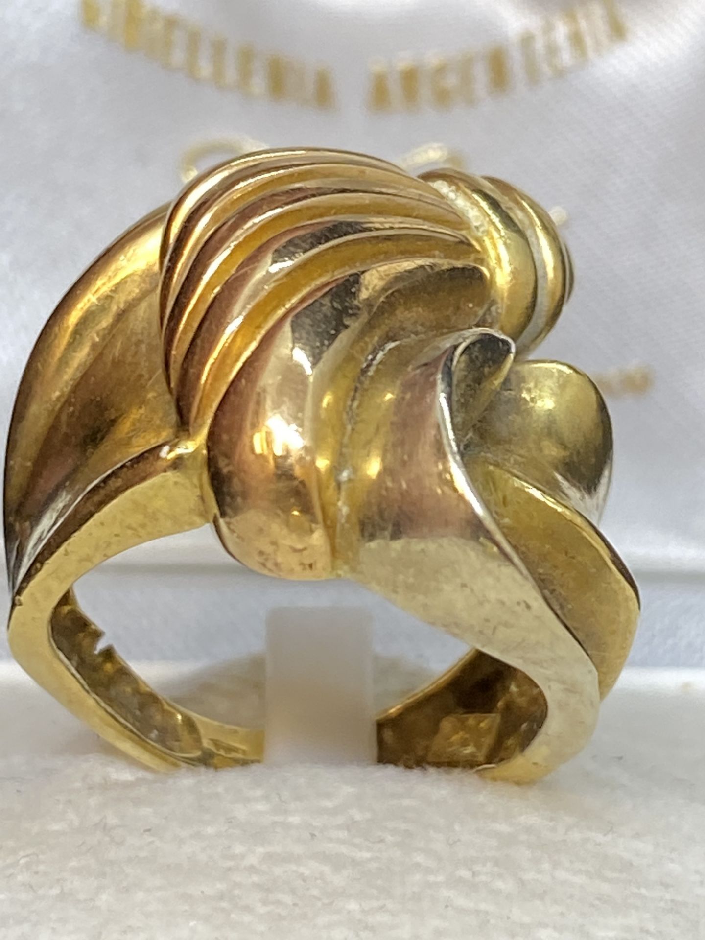 18ct HEAVY SHAPED GOLD RING - 14 GRAMS - Image 3 of 4