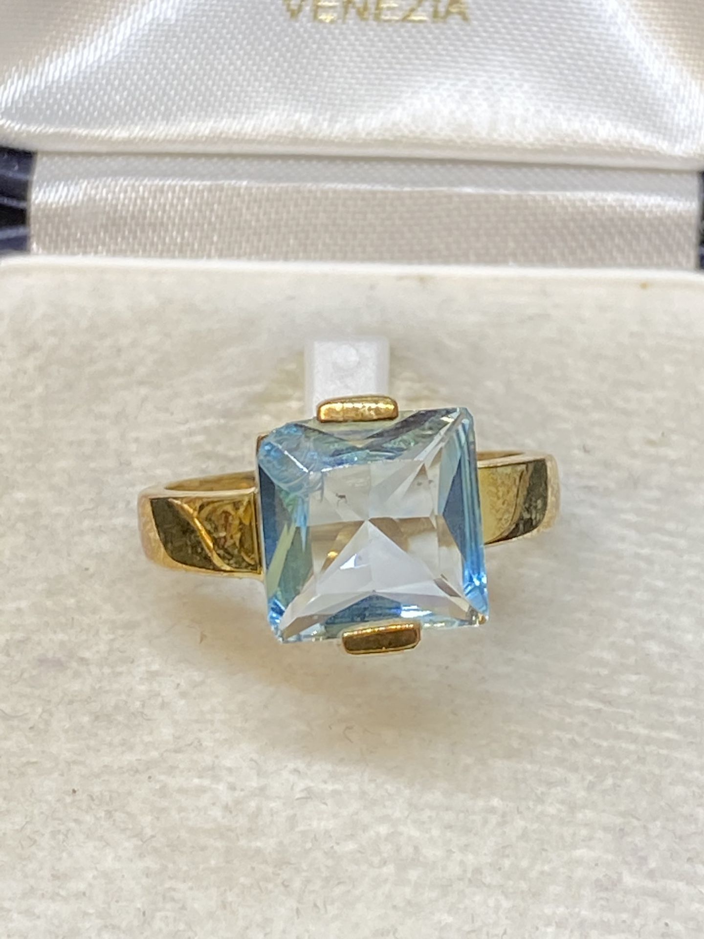 9ct GOLD BLUE TOPAZ SET RING - 3.5 GRAMS