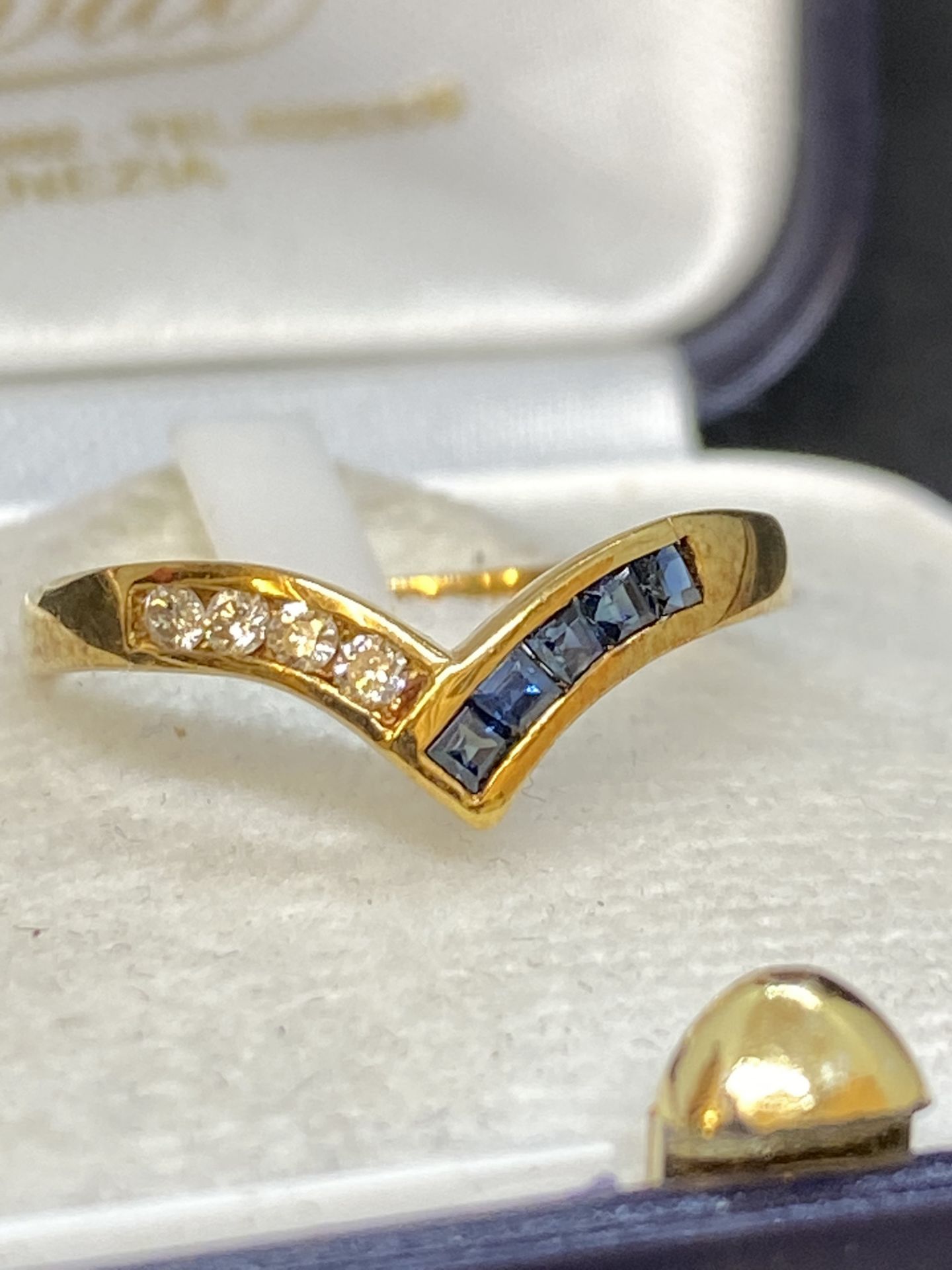 18ct GOLD BLUE SAPPHIRE & DIAMOND SET WISHBONE RING