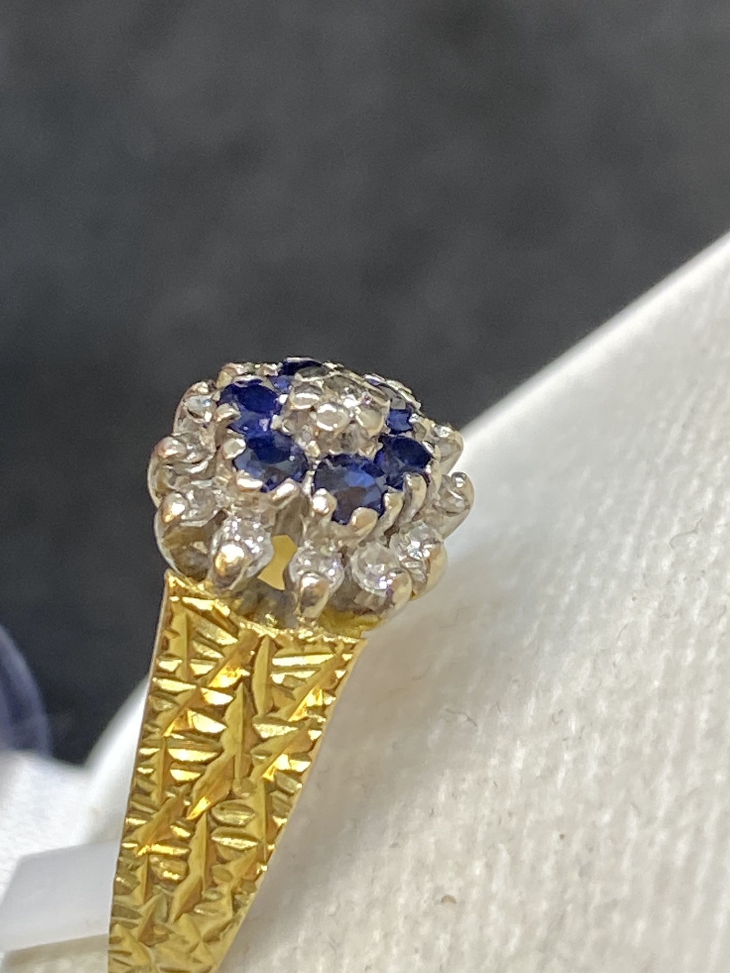 18ct GOLD SAPPHIRE & DIAMOND SET RING - 4.5 GRAMS - Image 2 of 3