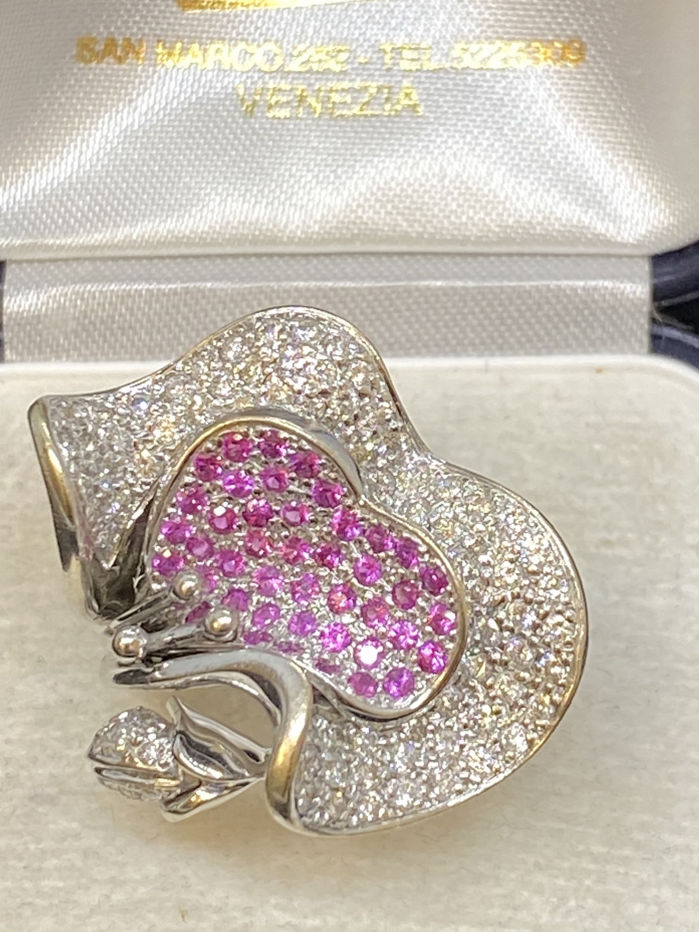 18ct GOLD LILY 1.50ct G/VS DIAMOND & 1.00ct PINK SAPPHIRE SET RING - 16 GRAMS - Image 3 of 7