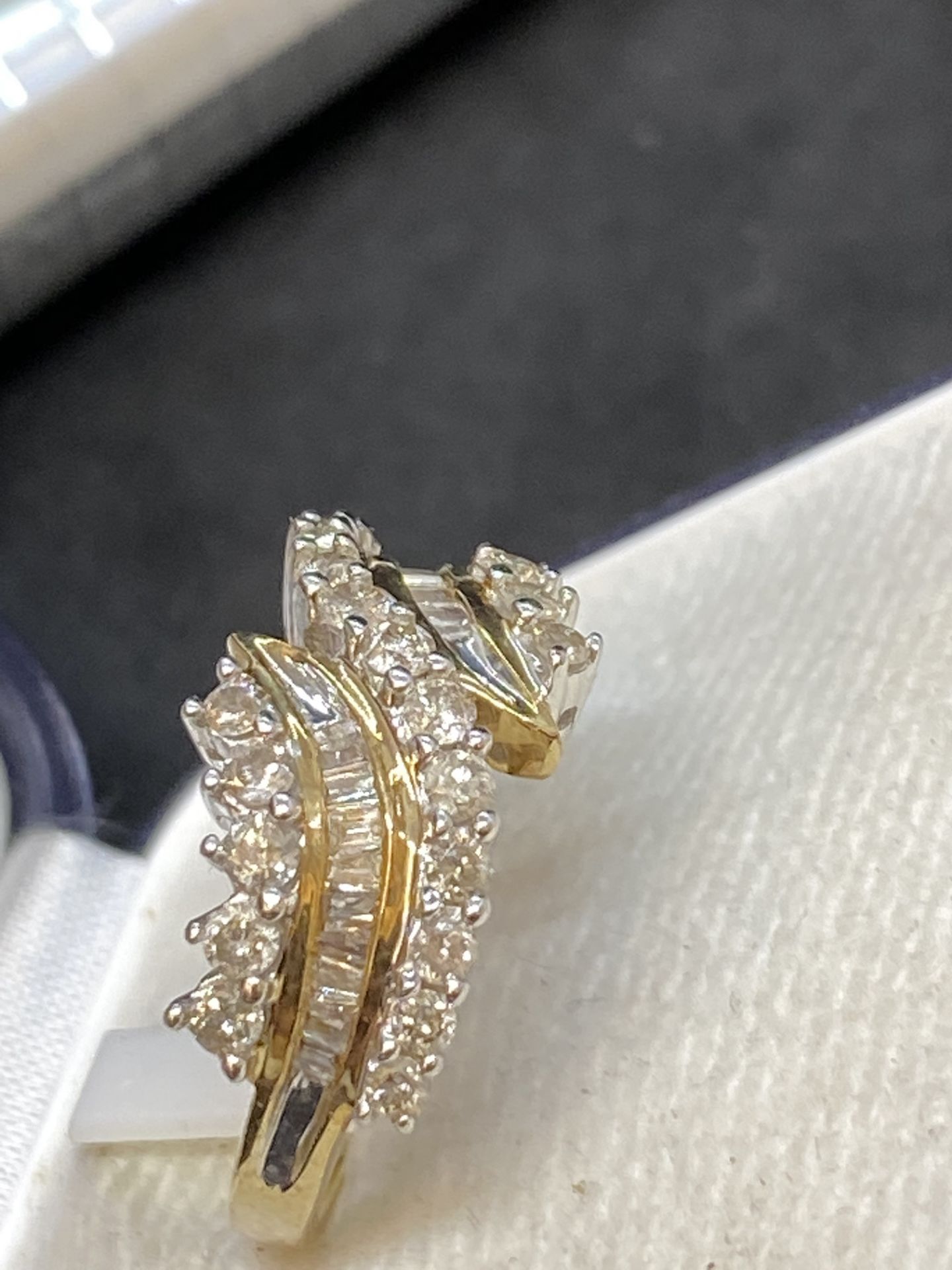 9ct GOLD 1.50ct DIAMOND SET RING - 4.2 GRAMS - Image 3 of 5