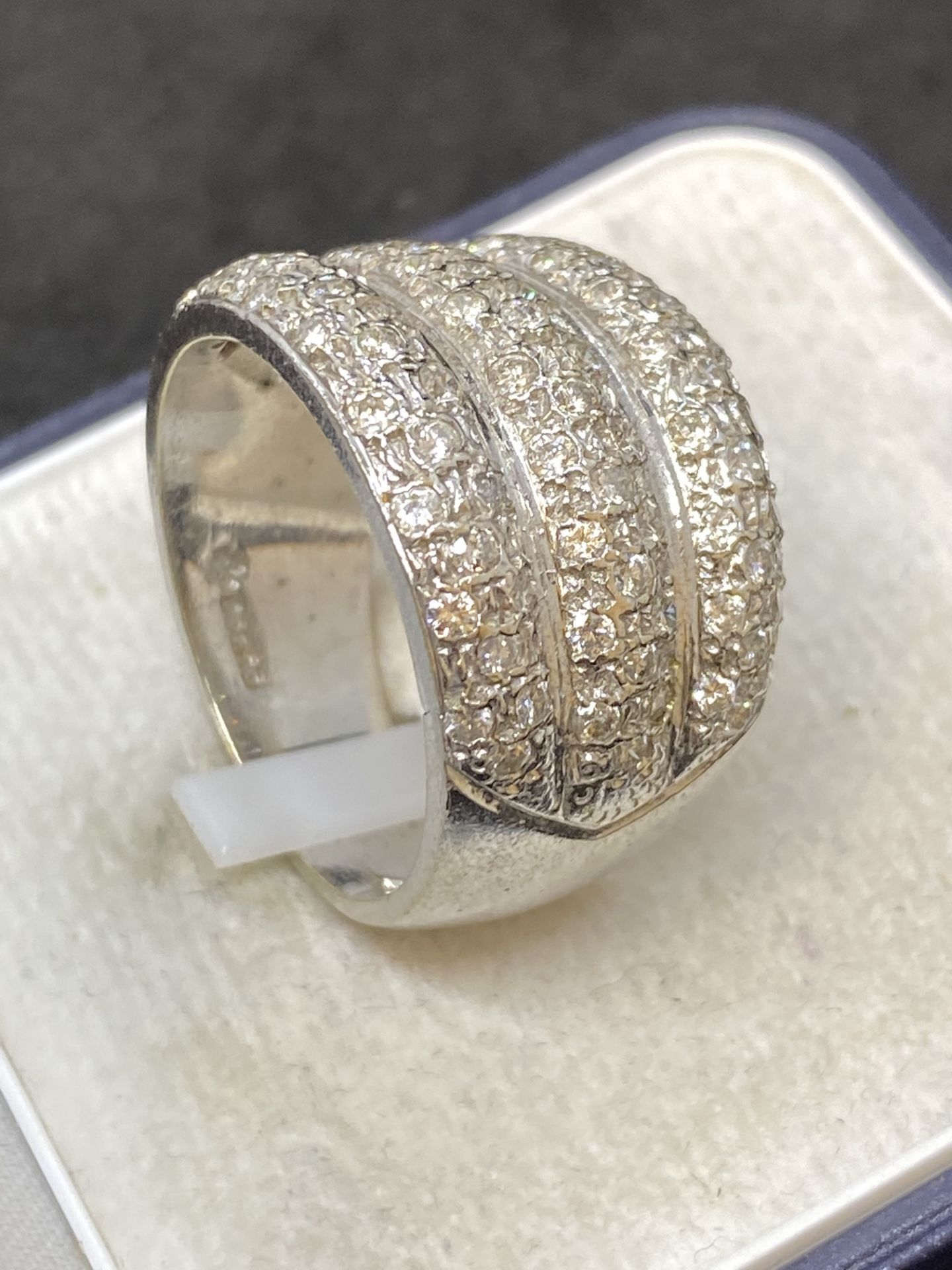 GENTS HEAVY MILLENIUM 2000 HALLMARK 2.50ct DIAMOND SET RING 18ct WHITE GOLD - 22 GRAMS - Image 3 of 6