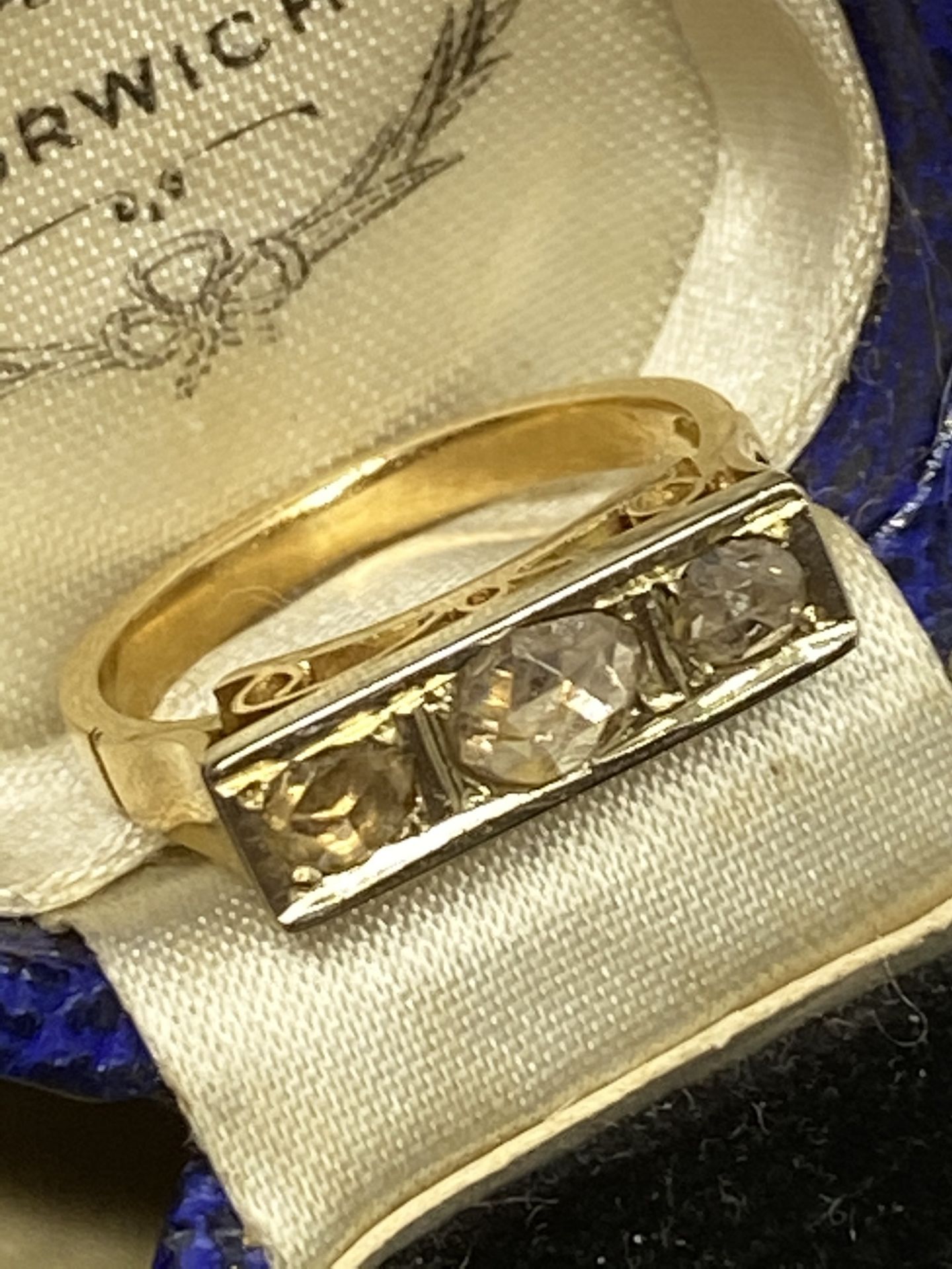 3 STONE ROSE DIAMOND SET RING IN YELLOW METAL TESTED AS 18ct GOLD - Image 4 of 6