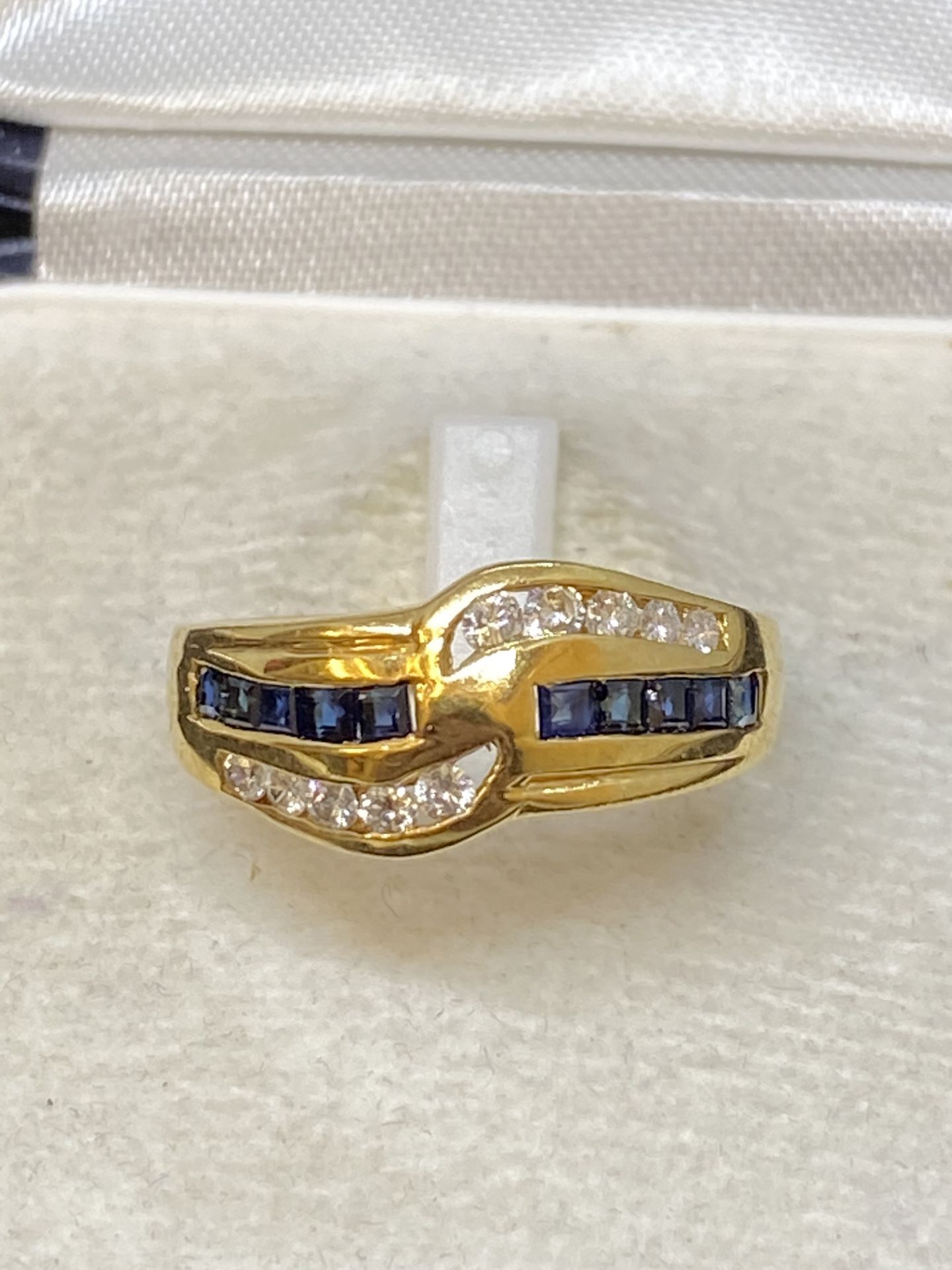 18ct GOLD SAPPHIRE & DIAMOND SET RING - 4 GRAMS - Image 2 of 3