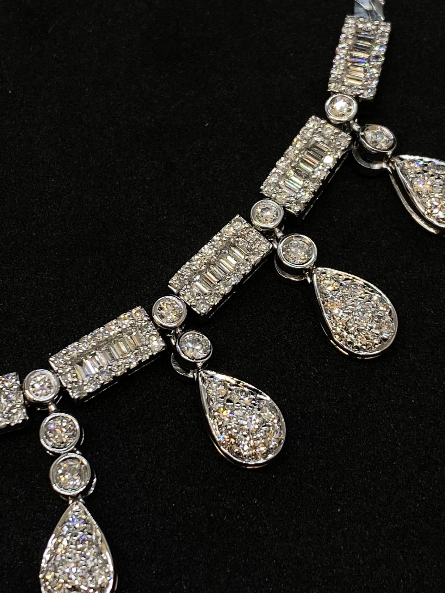 18ct GOLD APPROX 10.00ct DIAMOND NECKLACE - G/VS-SI DIAMONDS - 34 GRAMS - Image 3 of 4