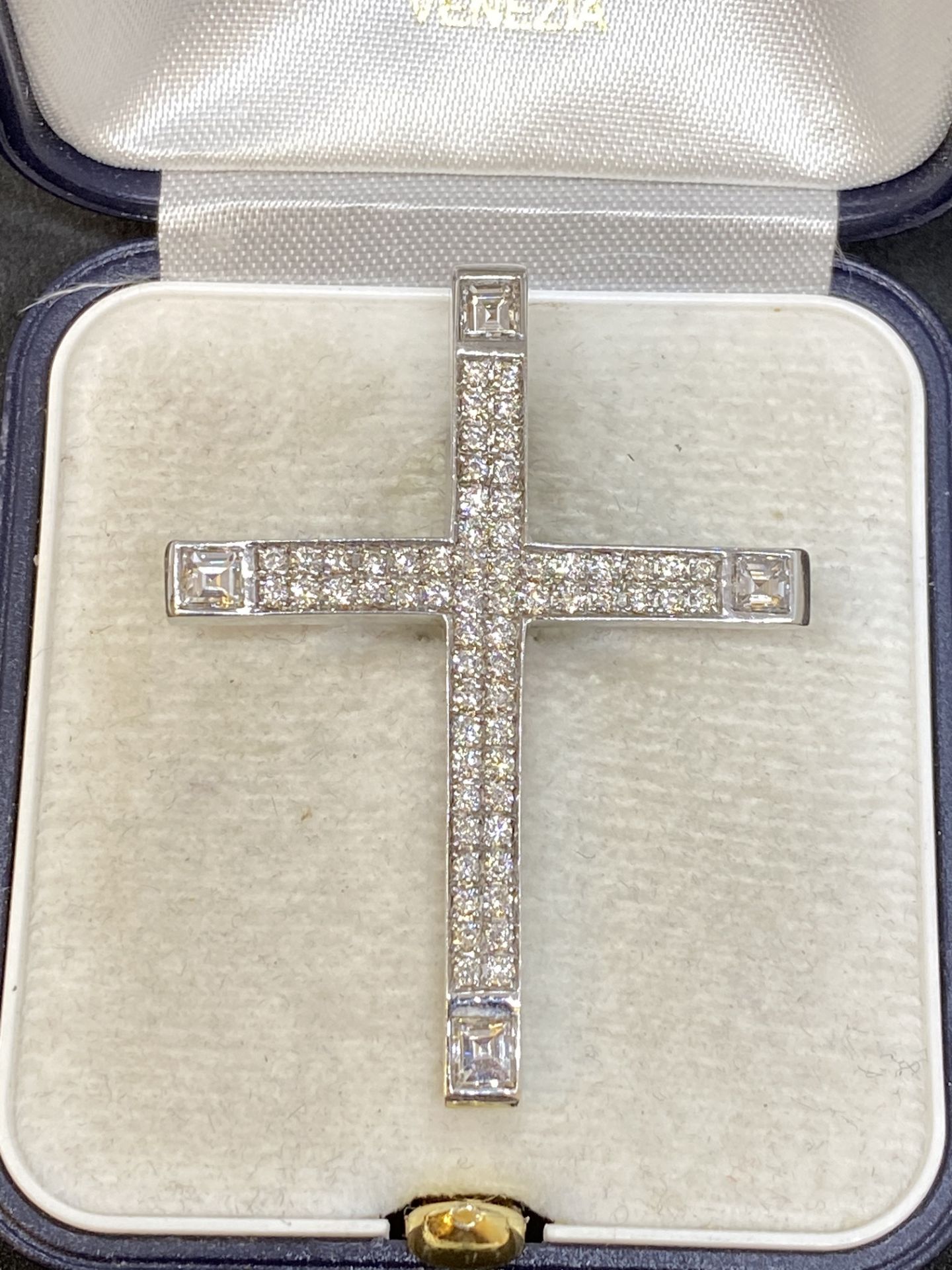 18ct GOLD 2.50ct G/VS DIAMOND SET CROSS - 8 GRAMS