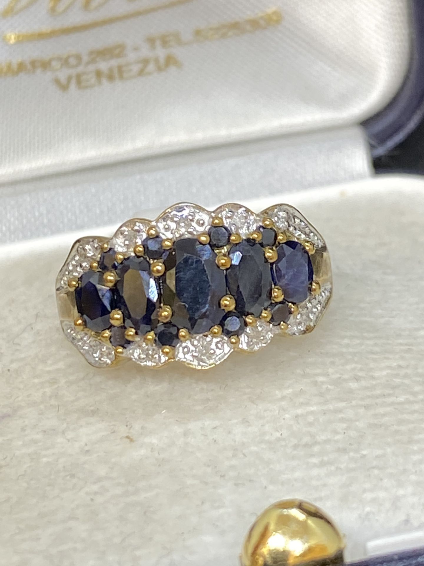 18ct GOLD 1.50ct BLUE SAPPHIRE & 0.30ct DIAMOND RING - Image 3 of 4