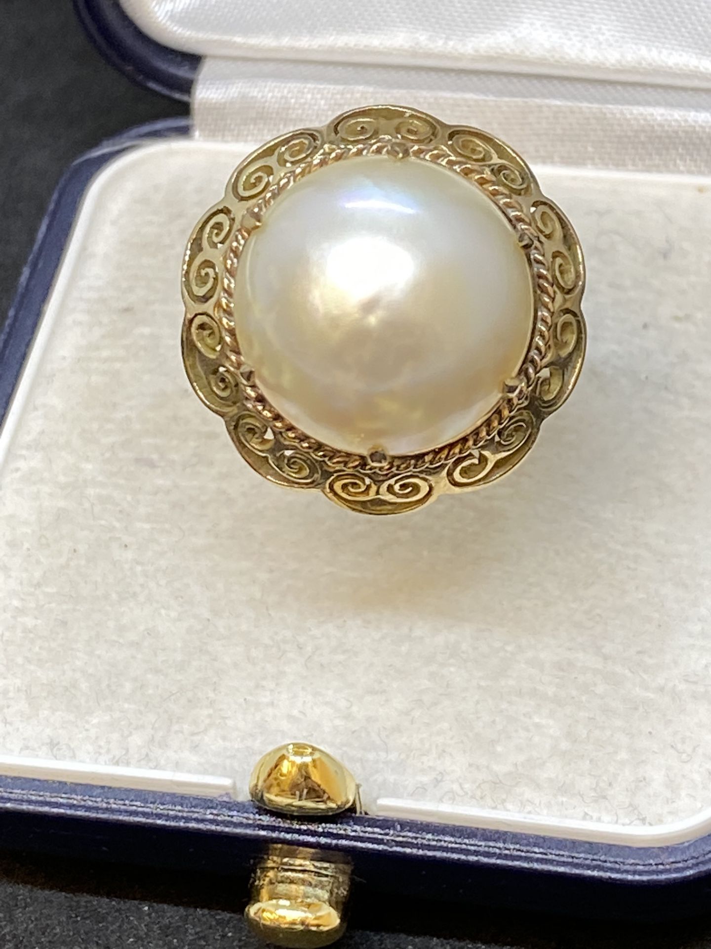 18ct GOLD LARGE PEARL SET RING - 11 GRAMS