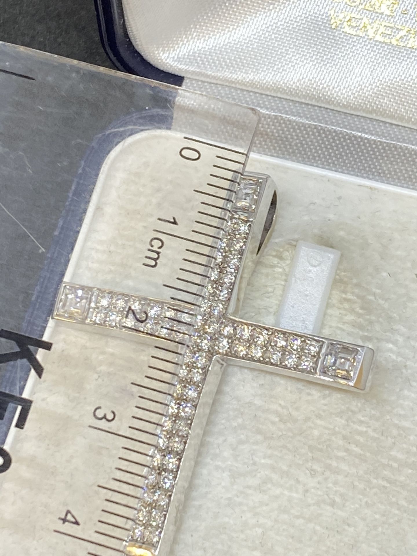 18ct GOLD 2.50ct G/VS DIAMOND SET CROSS - 8 GRAMS - Image 4 of 4