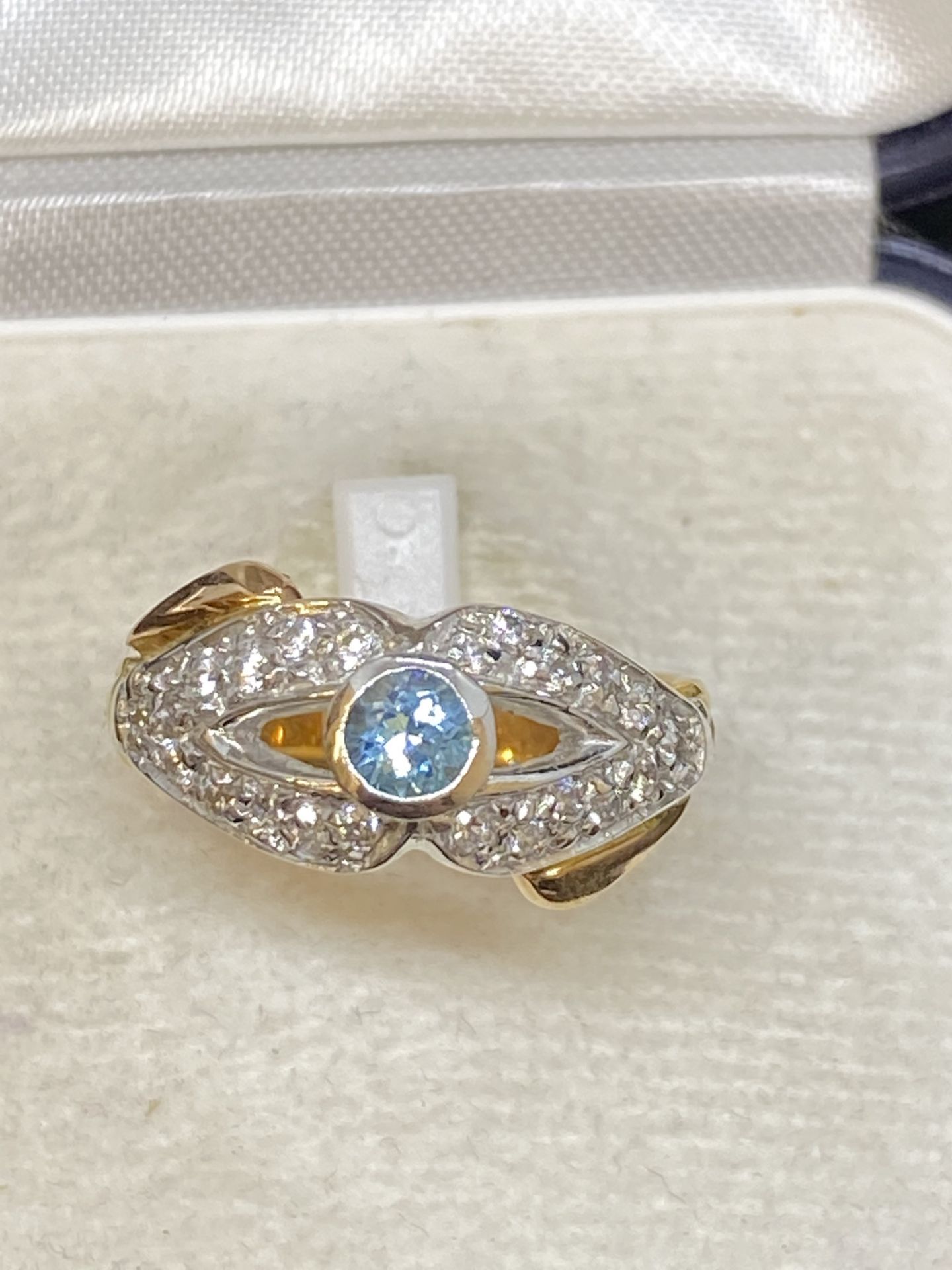 18ct GOLD BLUE TOPAZ & DIAMOND SET RING - 8 GRAMS - Image 4 of 4