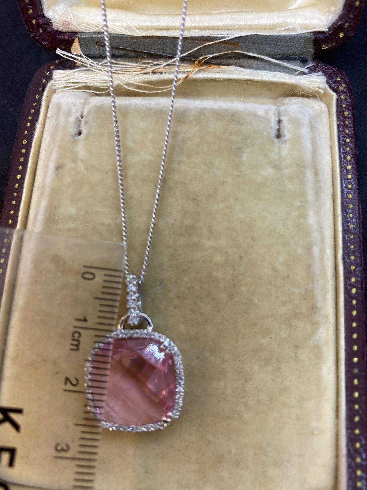 14ct White Gold Pink Topaz Pendant & Chain - Image 4 of 4