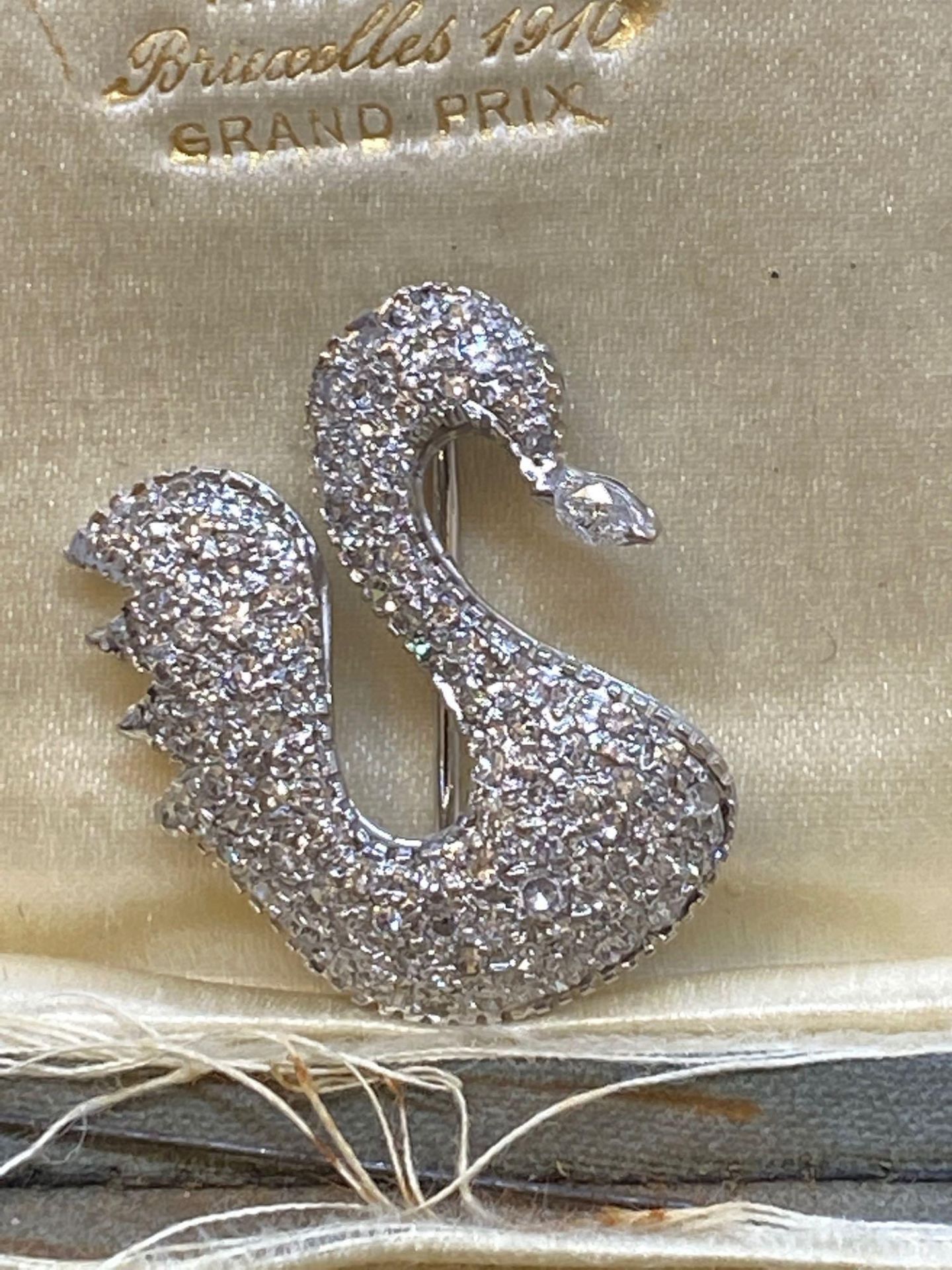 Fine 18ct White Gold Swan 2.50ct Diamond Set Pendant - 6.3 Grams