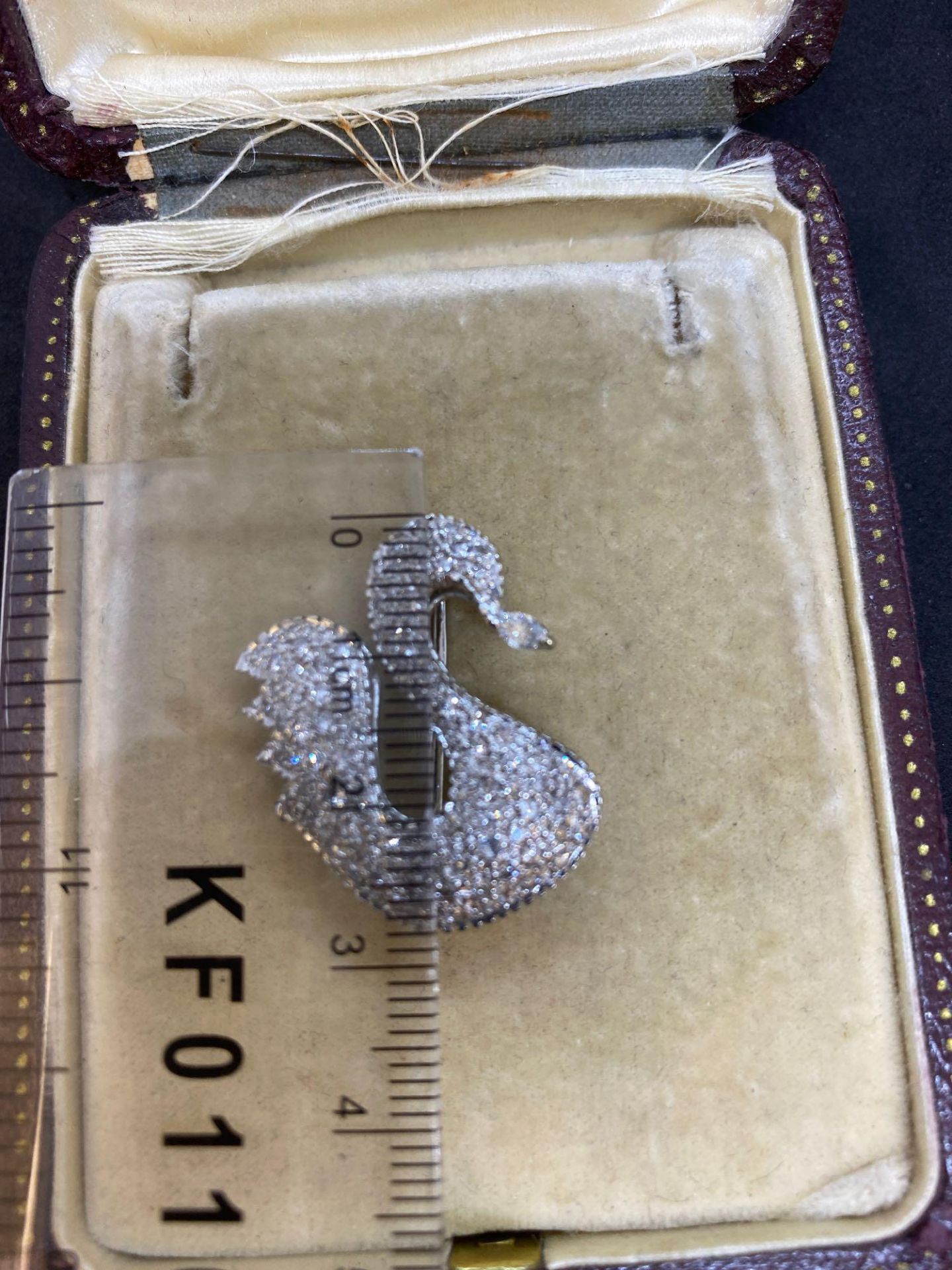 Fine 18ct White Gold Swan 2.50ct Diamond Set Pendant - 6.3 Grams - Image 4 of 4
