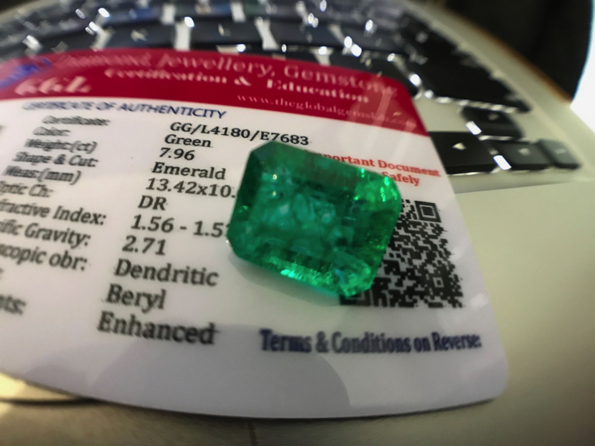 GREEN STONE WITH CARD MARKED EMERALD - Image 3 of 3
