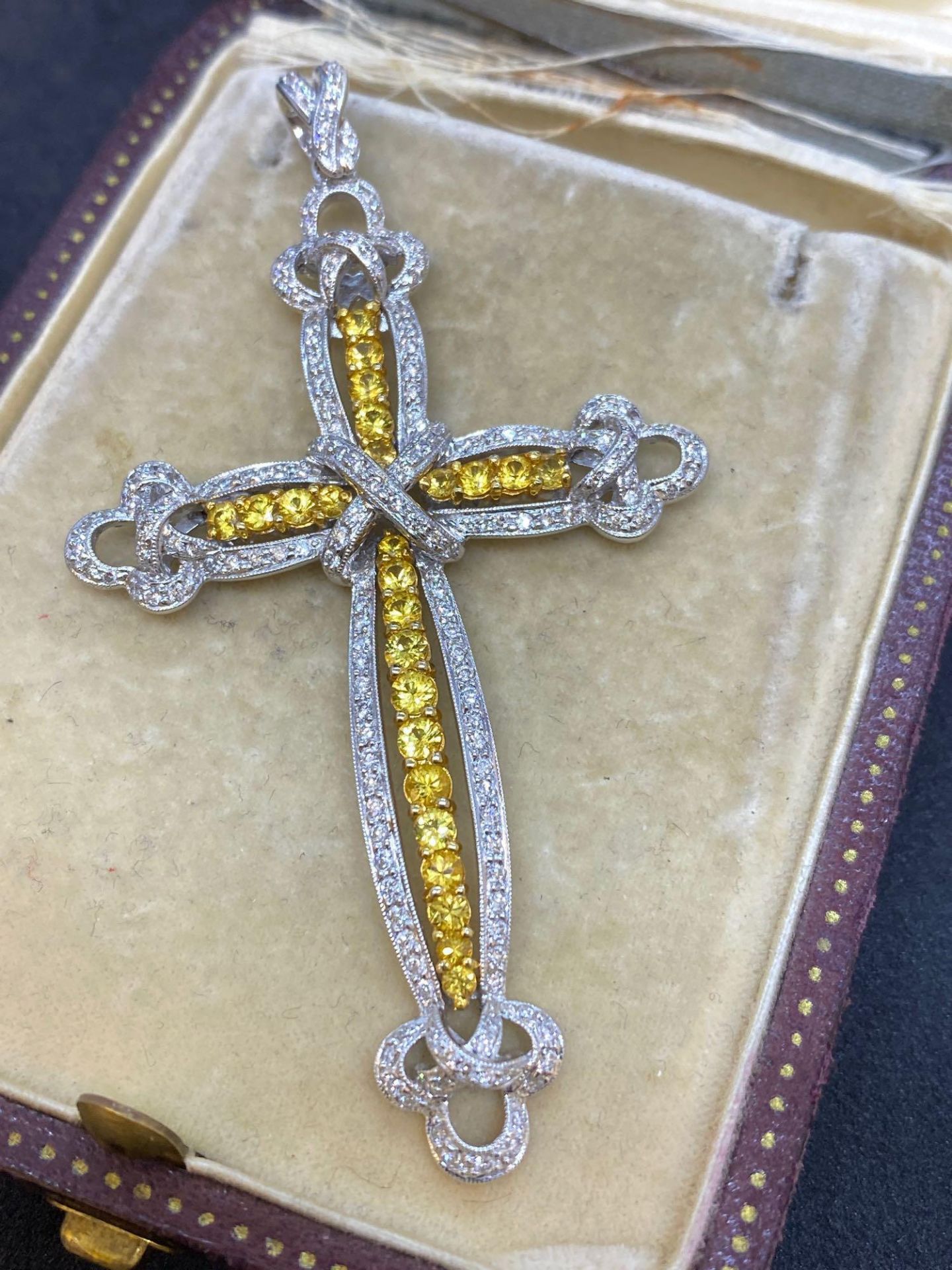 18ct White Gold Yellow Sapphire & Diamond Cross 1.27ct of Diamonds - 1.81ct Yellow Sapphires - Image 2 of 5