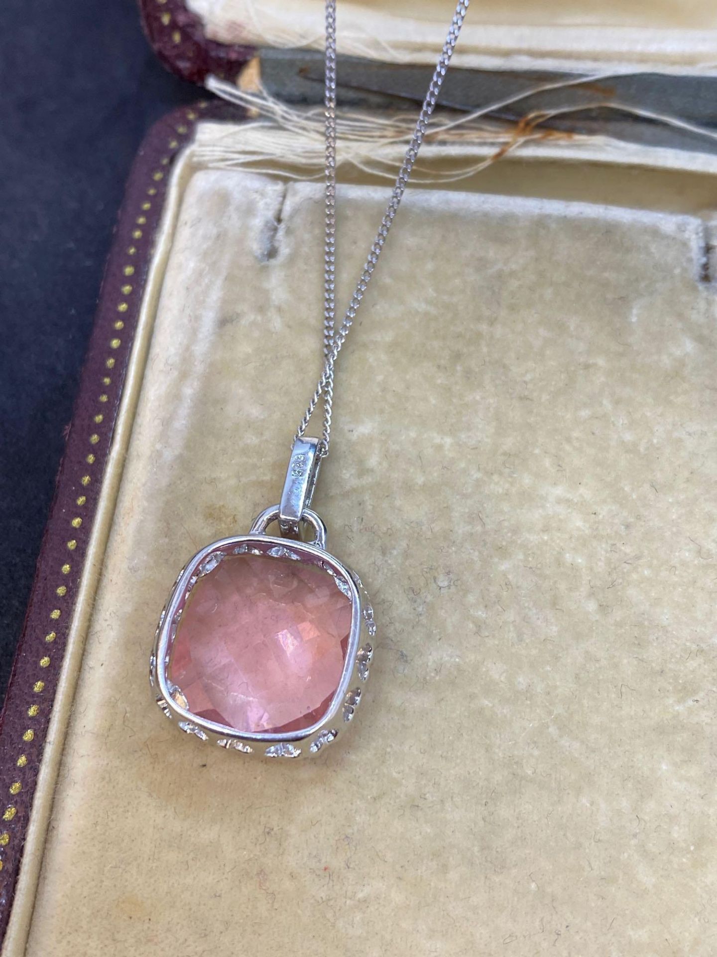 14ct White Gold Pink Topaz Pendant & Chain - Image 3 of 4