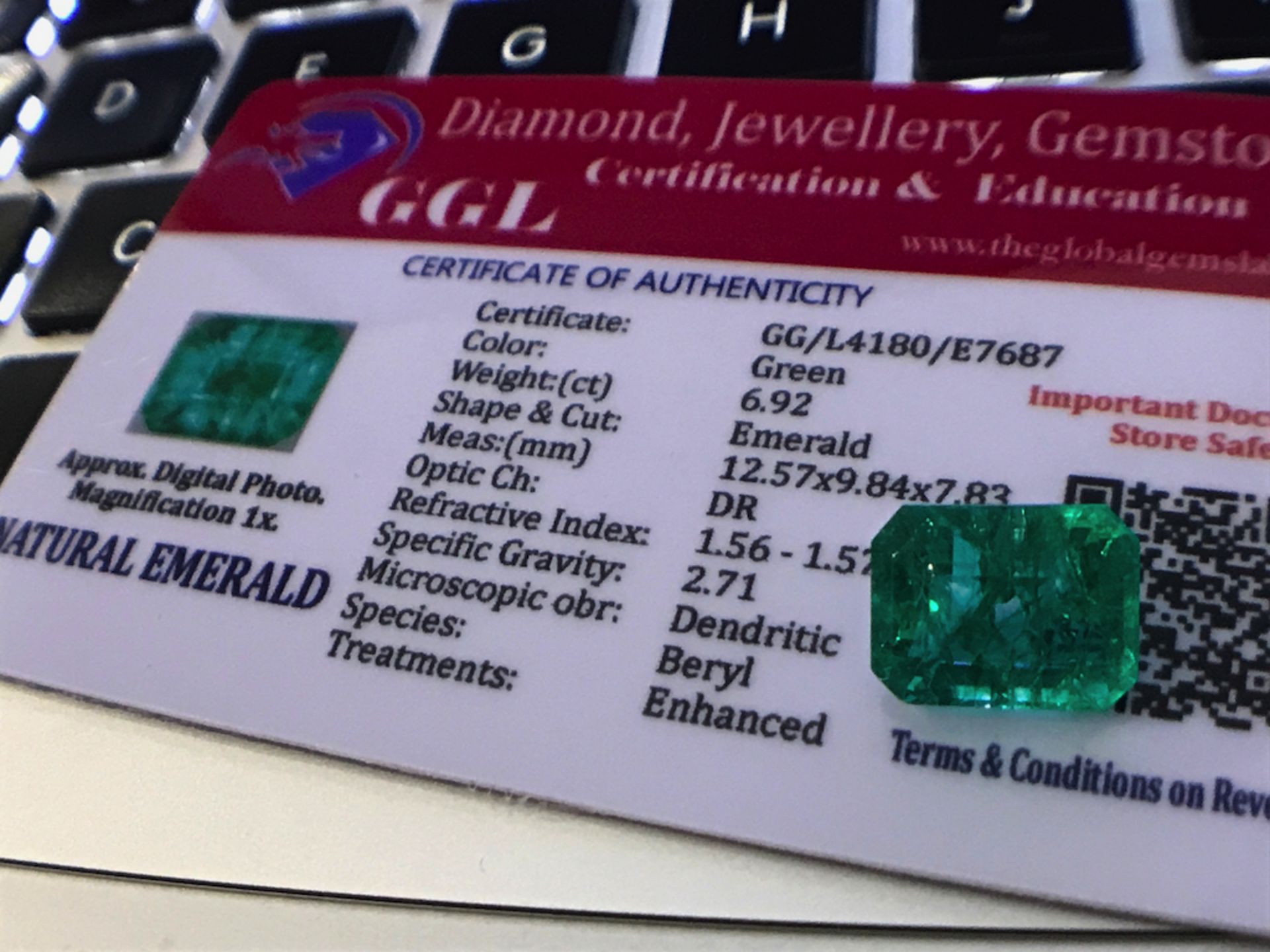 GREEN STONE WITH CARD MARKED EMERALD - Image 3 of 3