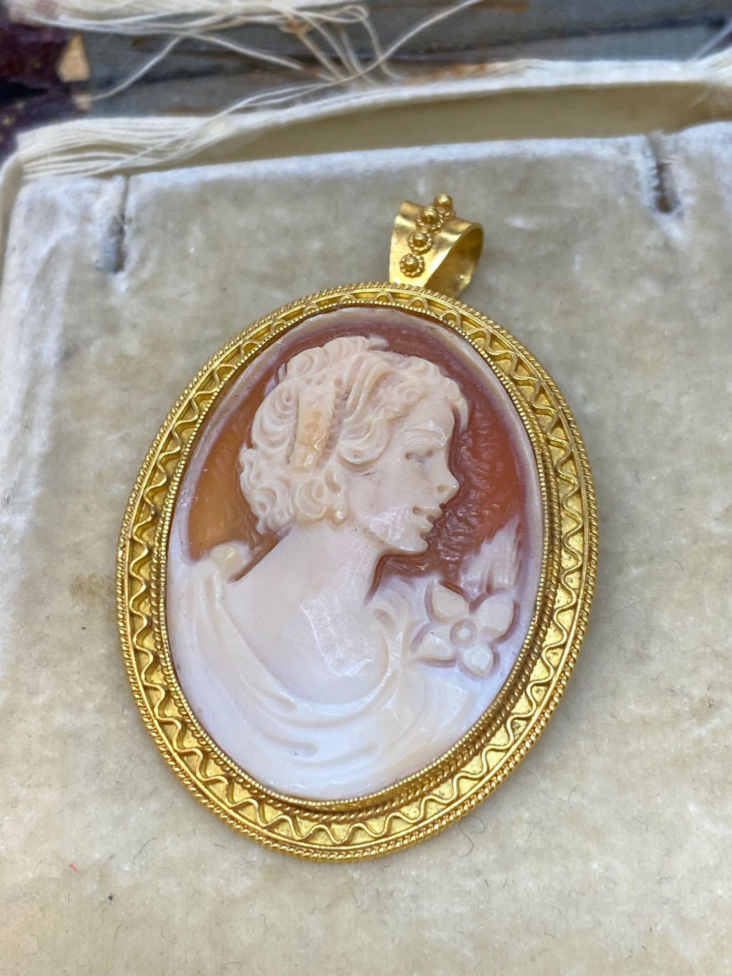 18k Gold Cameo Pendant - 10 Grams