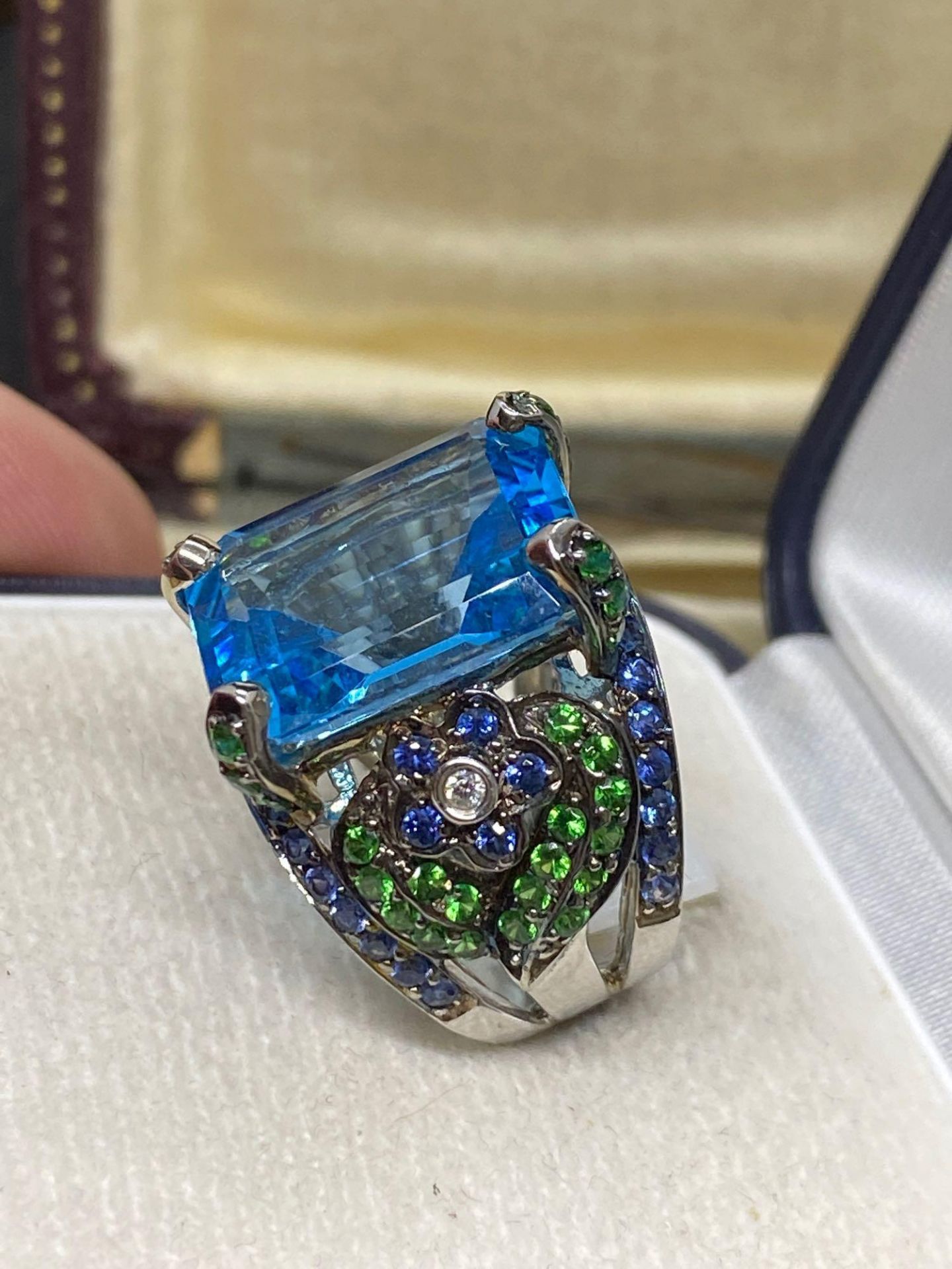 Fine 18ct Gold 10.00ct AA Blue Topaz with Sapphires, Diamonds etc - 11 Grams - Image 3 of 4