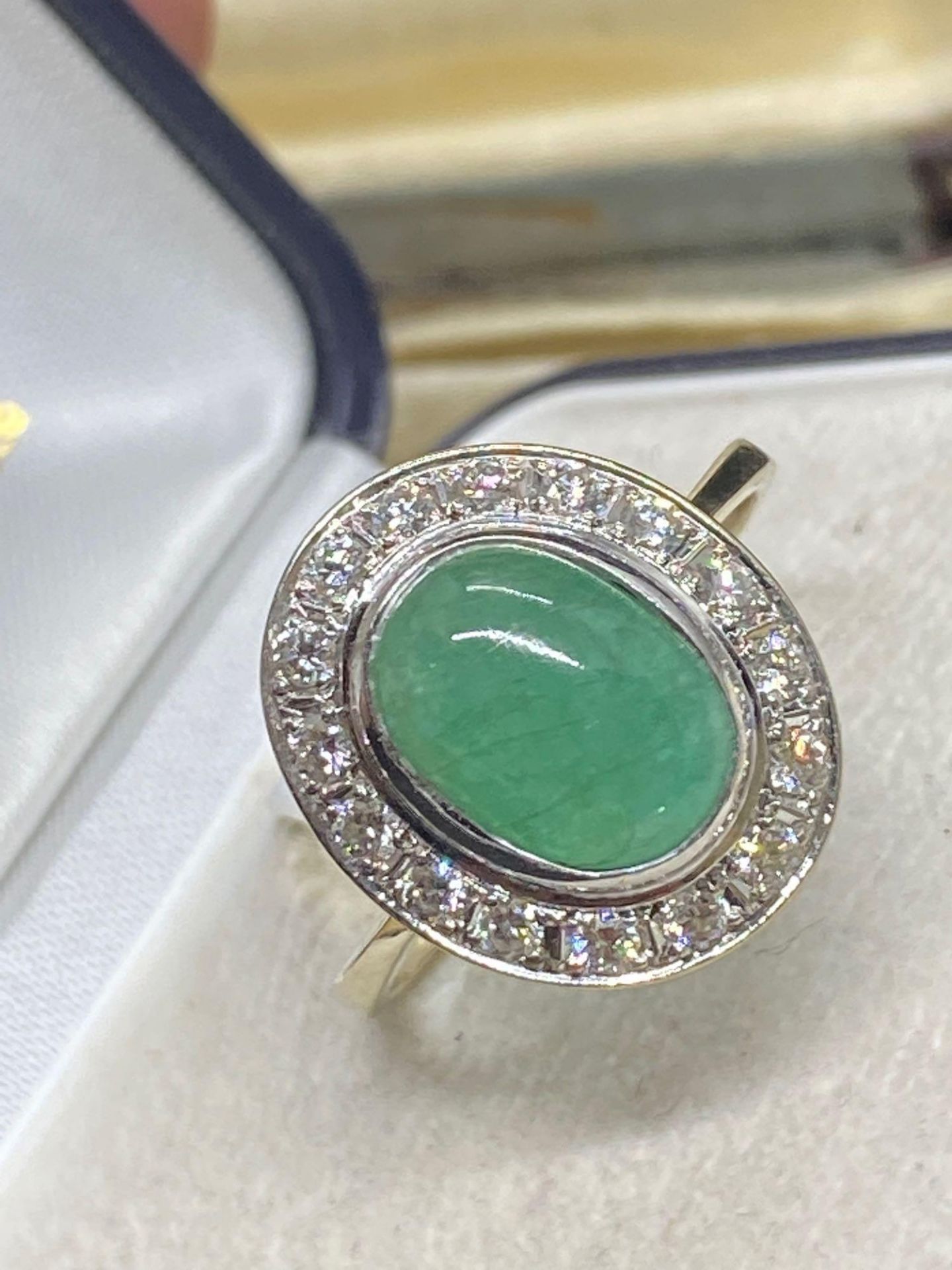 18ct White Gold 4.00ct Cabochon Emerald & 0.80ct H-VS Diamond - 4.3 Grams - Image 4 of 5