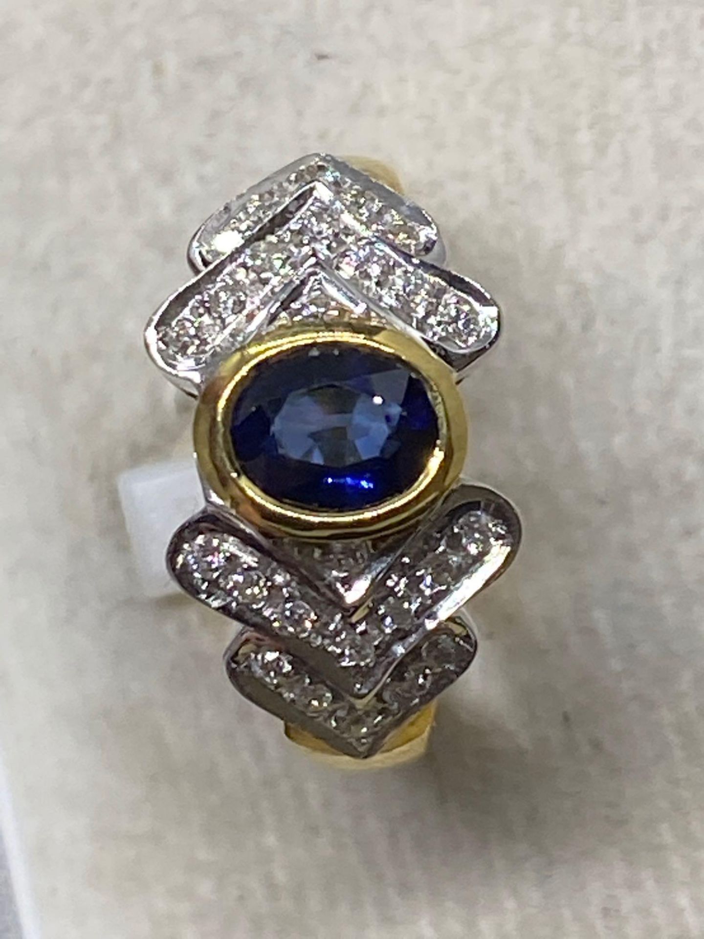 18k Gold 1.00ct Blue Sapphire & 0.50ct Diamond Ring - 7.4 Grams - Approx Size K & 1/2 - Image 2 of 3