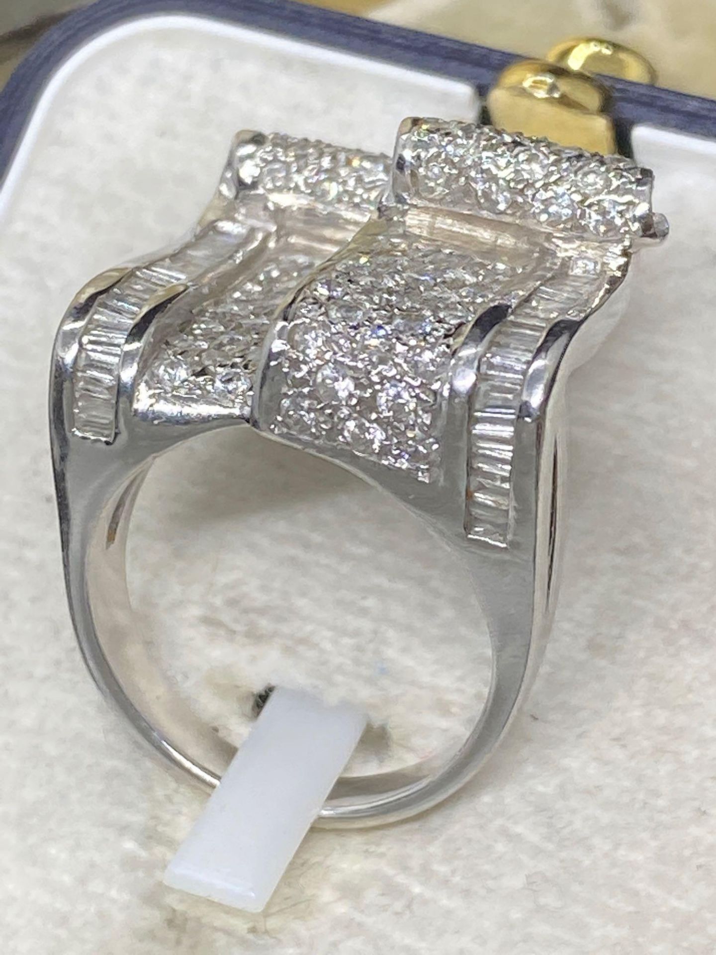 Very Unusual 18ct White Gold Ring Set with 2 Diamond Encrusted Scrolls, 3.00cts of Diamonds which - Image 4 of 7