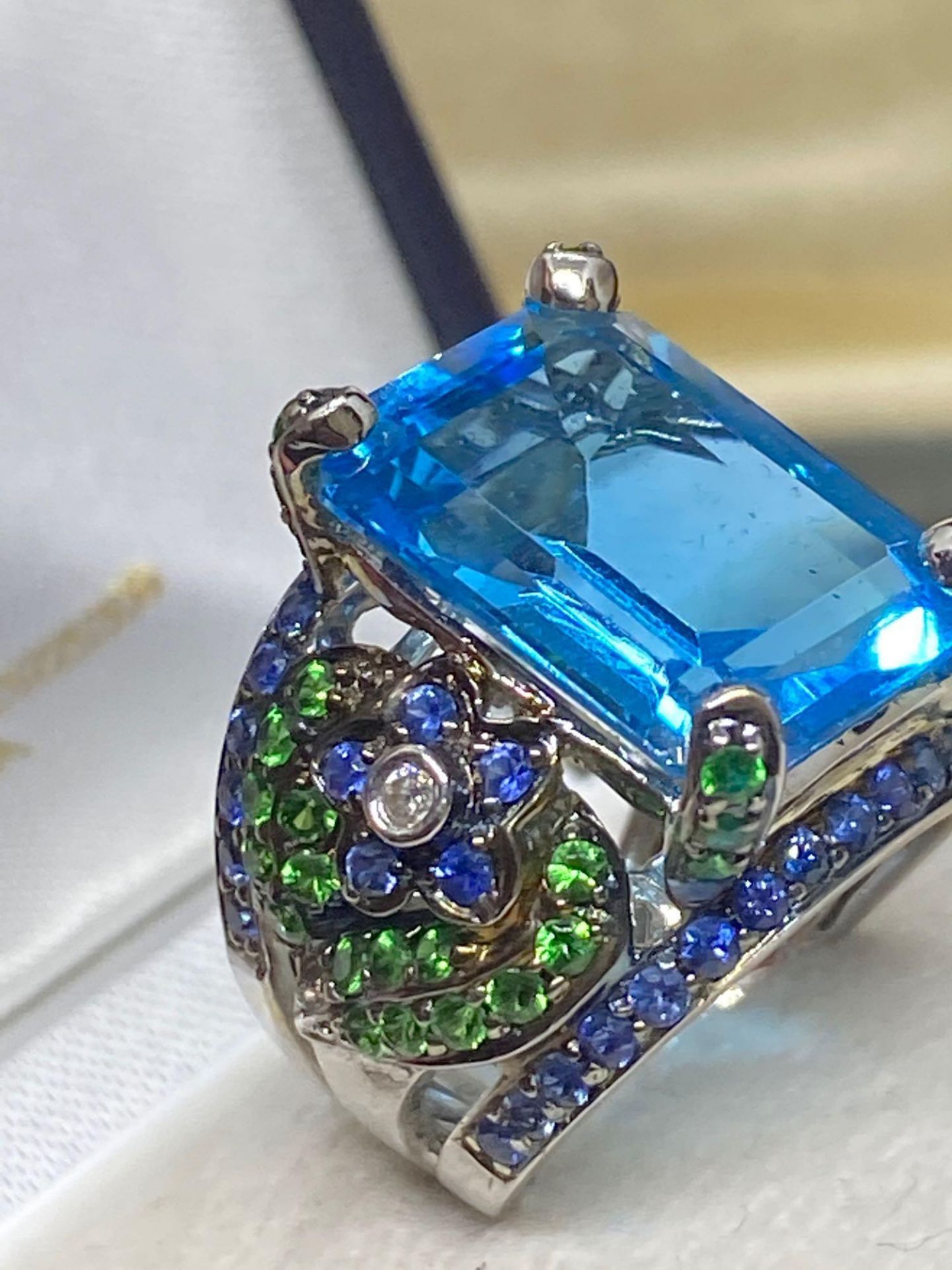 Fine 18ct Gold 10.00ct AA Blue Topaz with Sapphires, Diamonds etc - 11 Grams - Image 2 of 4