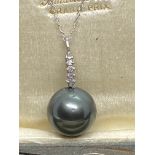 18ct GOLD BLACK PEARL & DIAMOND PENDANT WITH 9ct GOLD CHAIN