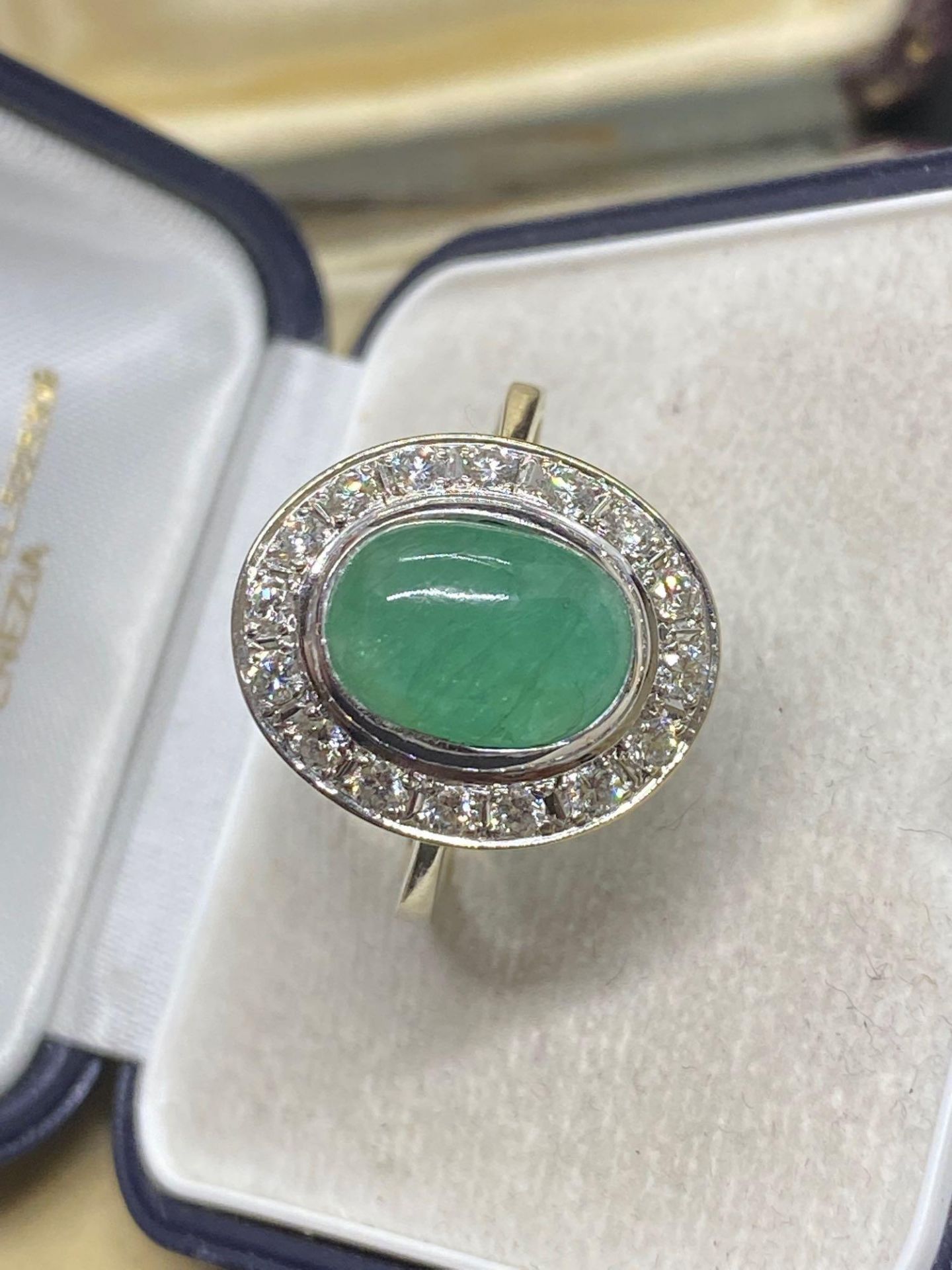 18ct White Gold 4.00ct Cabochon Emerald & 0.80ct H-VS Diamond - 4.3 Grams - Image 3 of 5