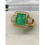18ct Gold 4.00ct Emerald & 0.75ct G-H/Vs-SI Diamond Ring - 10 Grams - Approx Size M/N
