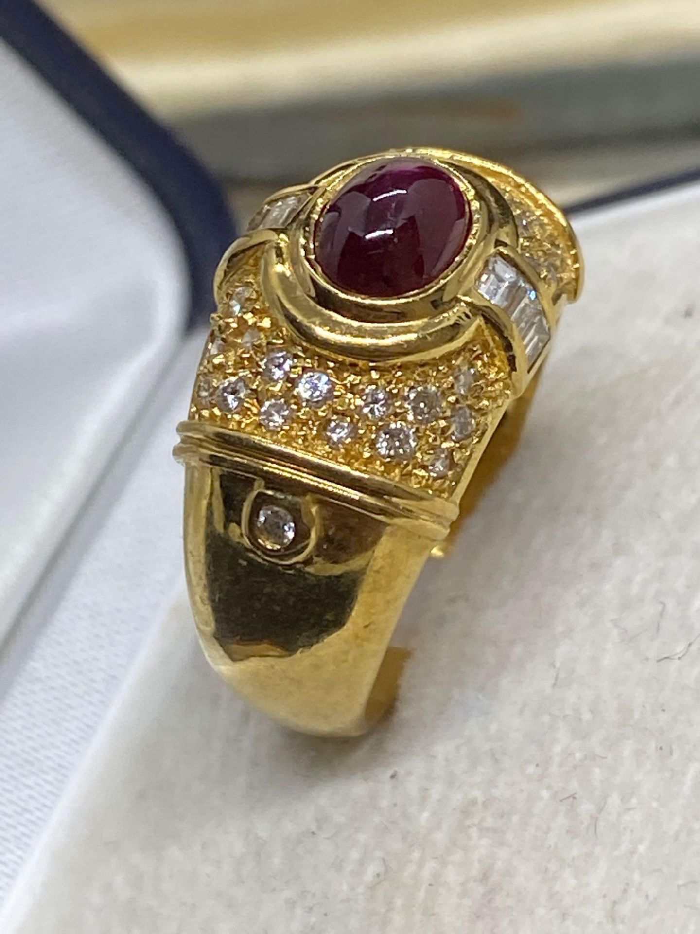 18ct Gold 1.00ct Cabochon Ruby & 1.00ct Diamond Ring - 8.3 Grams - Image 2 of 4