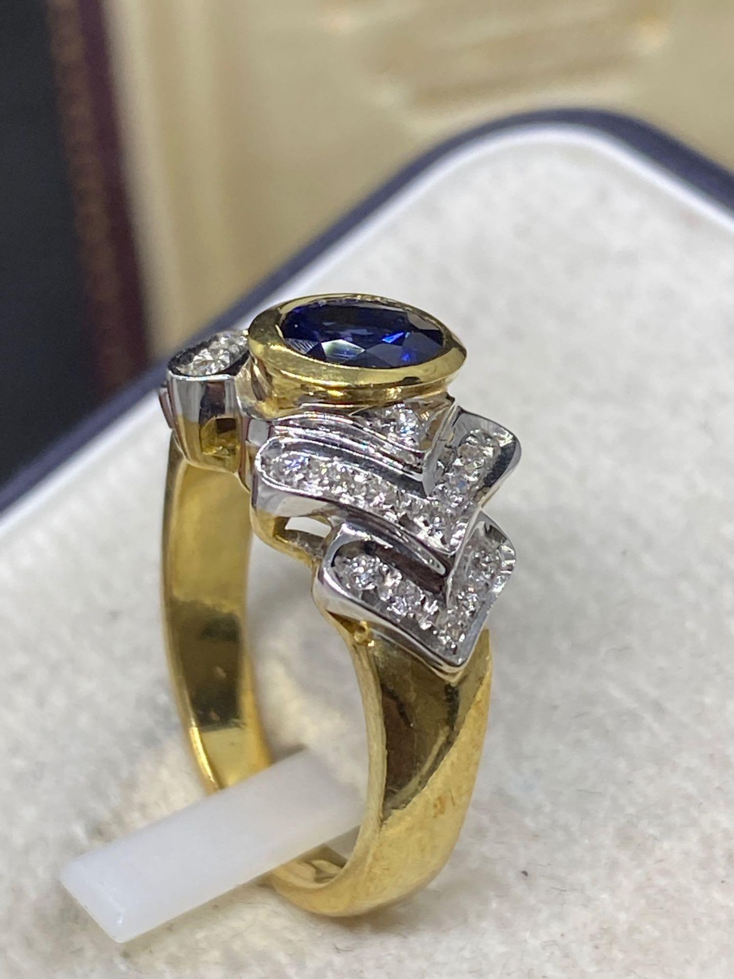 18k Gold 1.00ct Blue Sapphire & 0.50ct Diamond Ring - 7.4 Grams - Approx Size K & 1/2 - Image 3 of 3