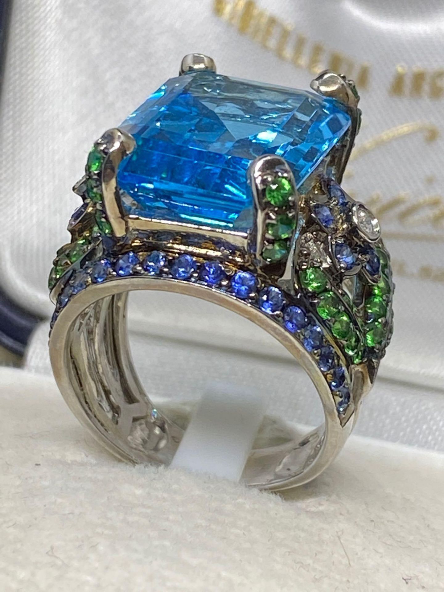 Fine 18ct Gold 10.00ct AA Blue Topaz with Sapphires, Diamonds etc - 11 Grams - Image 4 of 4