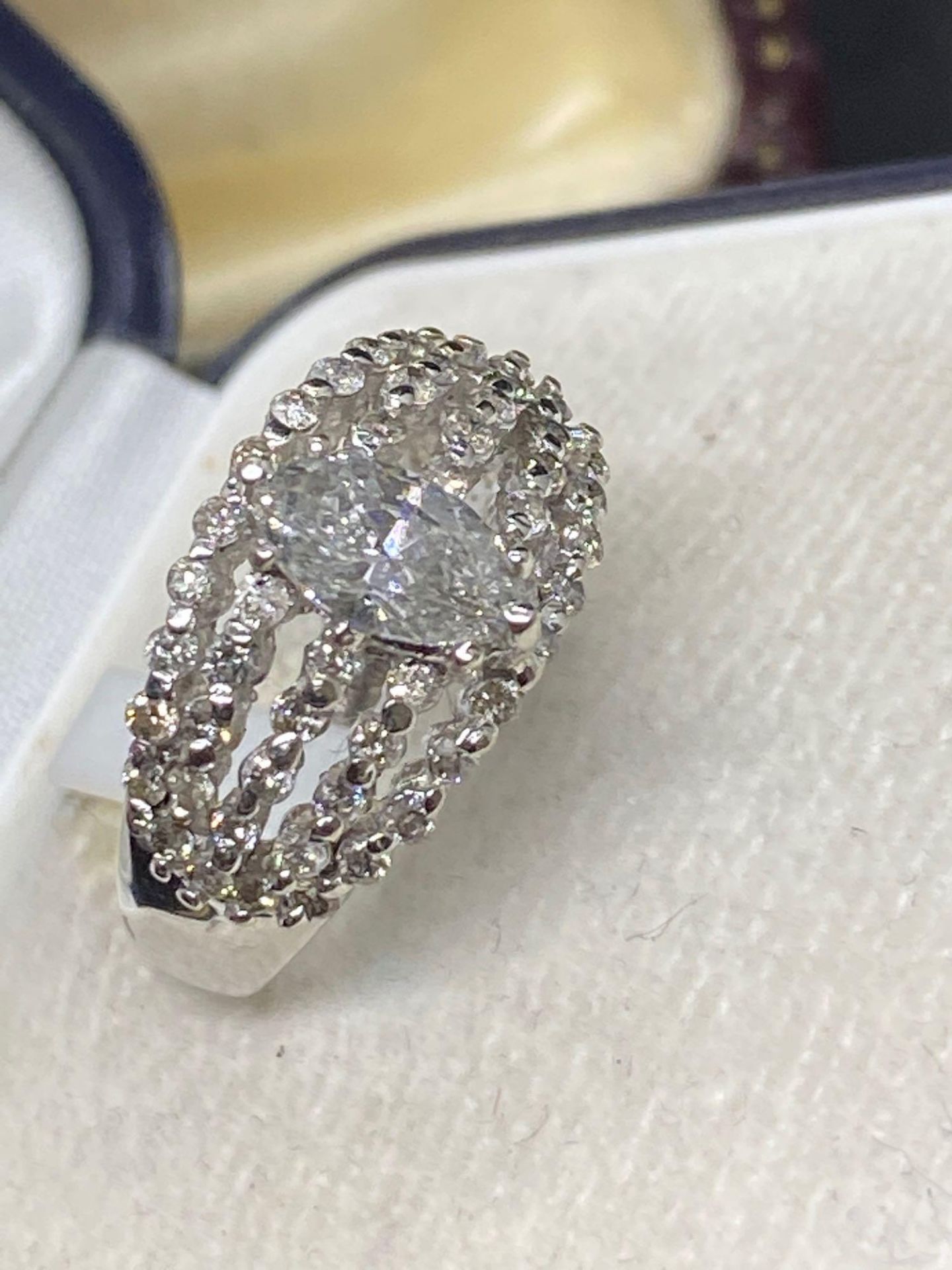 18ct Gold 1.50ct Diamond Ring (Centre Diamond Approx 0.90ct) H/SI/-I1 - Image 2 of 4