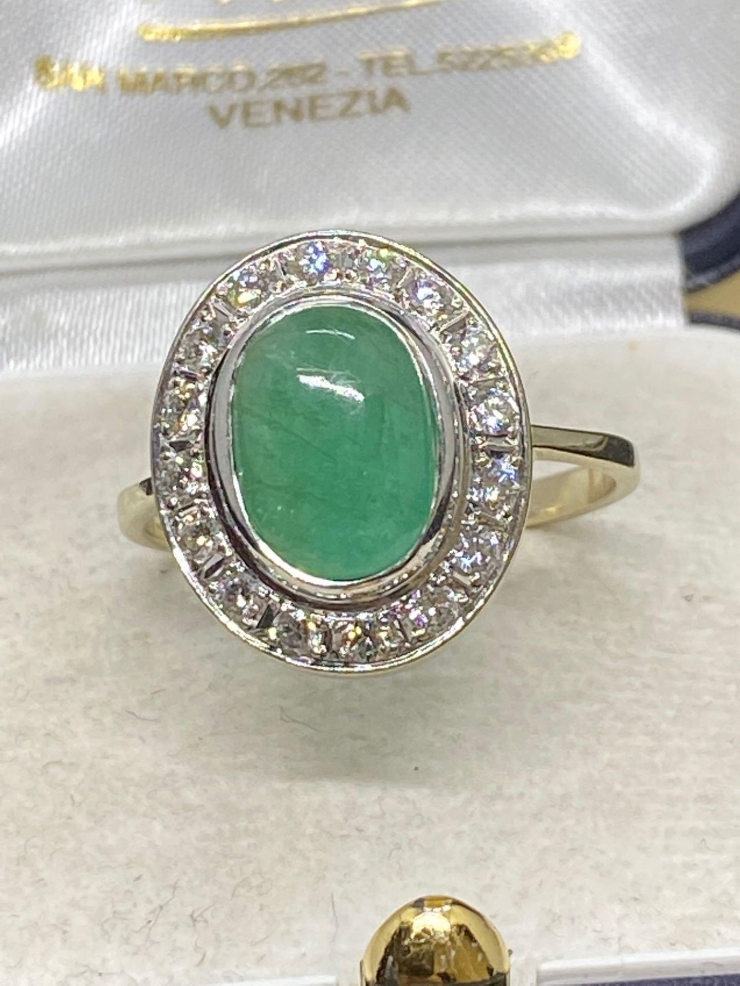 18ct White Gold 4.00ct Cabochon Emerald & 0.80ct H-VS Diamond - 4.3 Grams